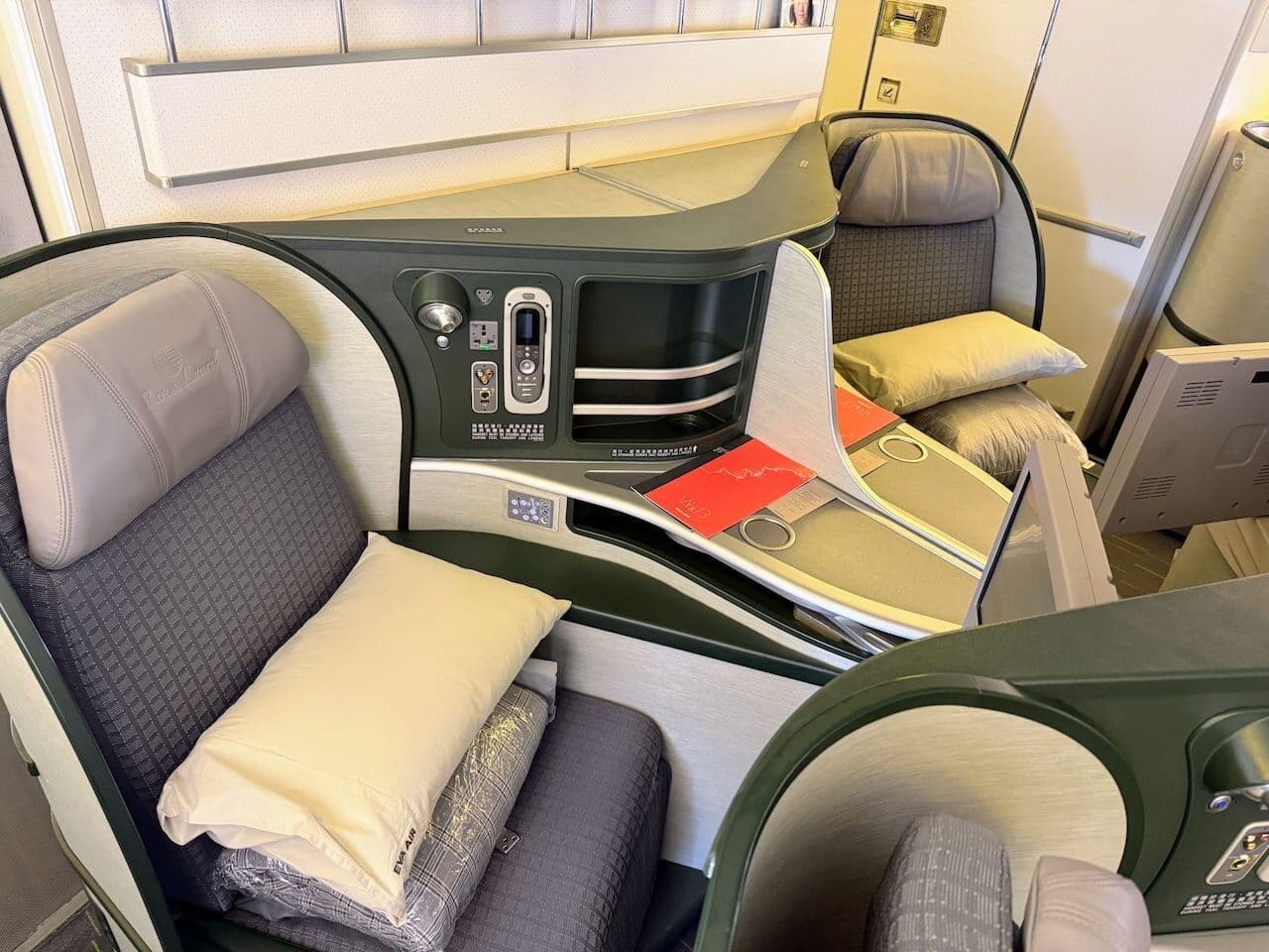 Review: EVA Air Royal Laurel Business Class on Boeing 777 - San Francisco to Taipei