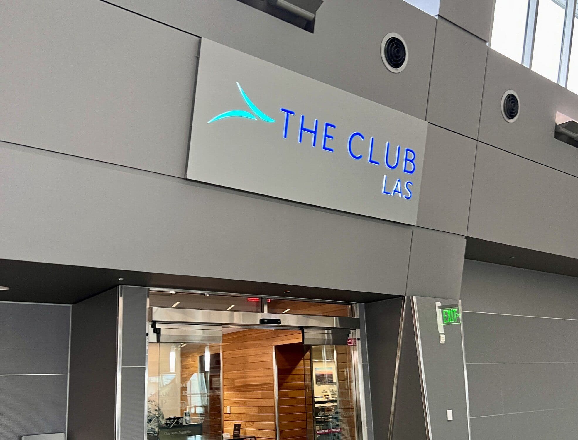 The Club LAS Terminal 3 Lounge Review