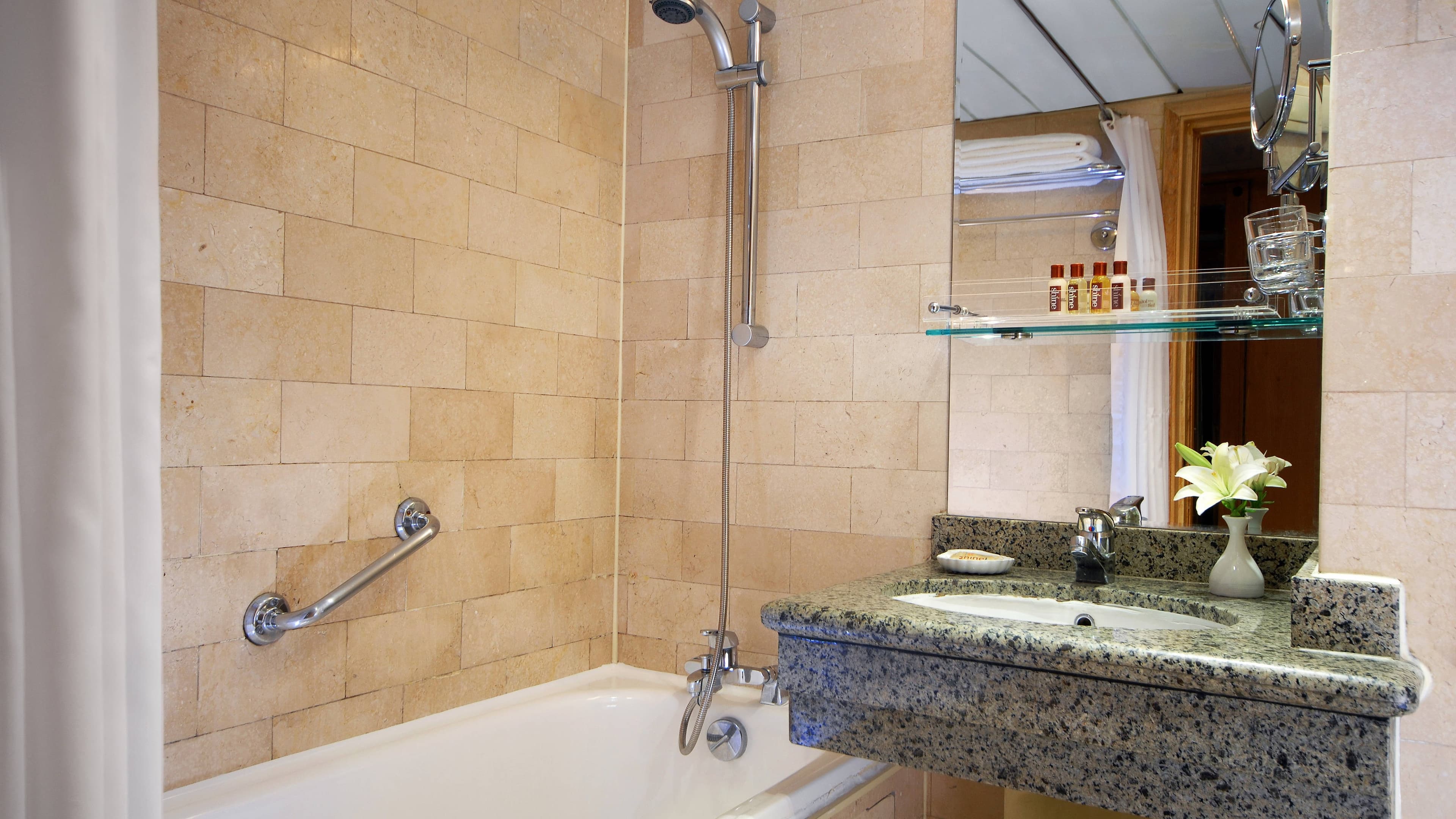 Club lounge access - Image 4