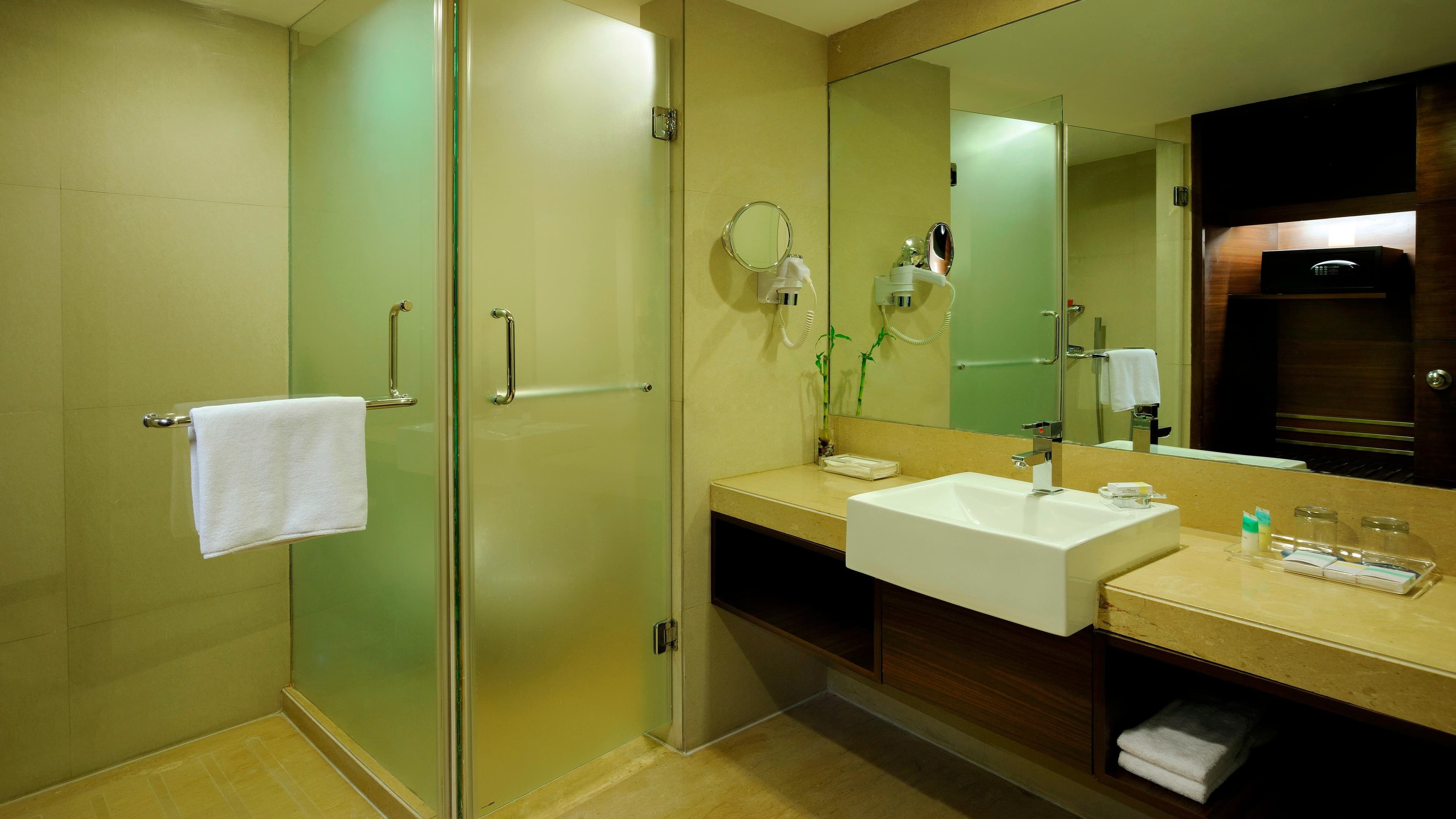 Four Points by Sheraton Ahmedabad - Image 4