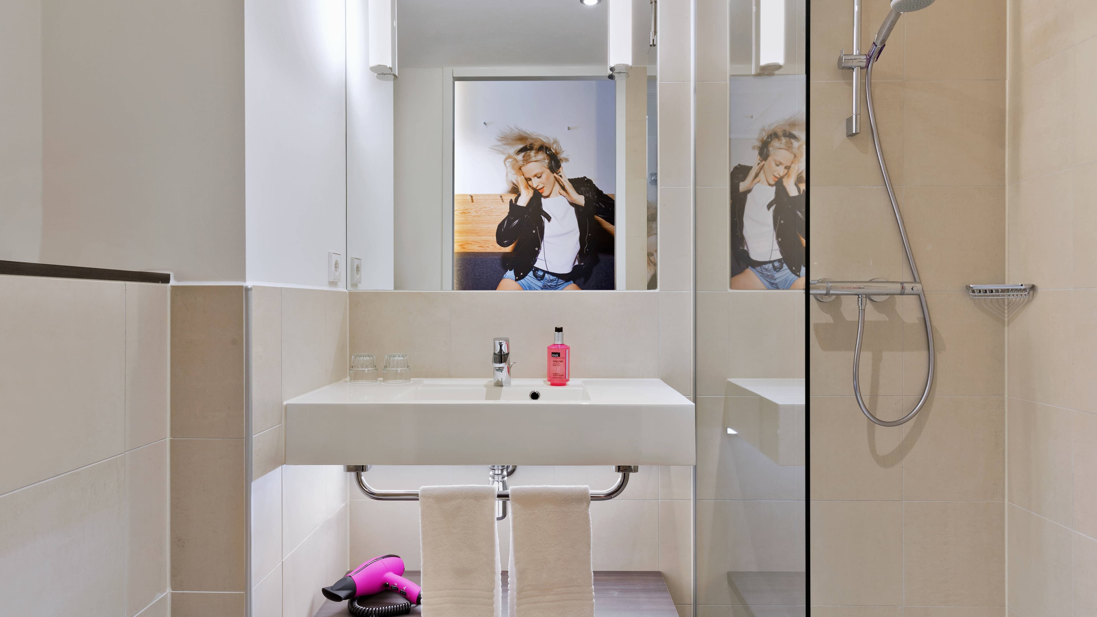 Moxy Sleeper Room - Image 7