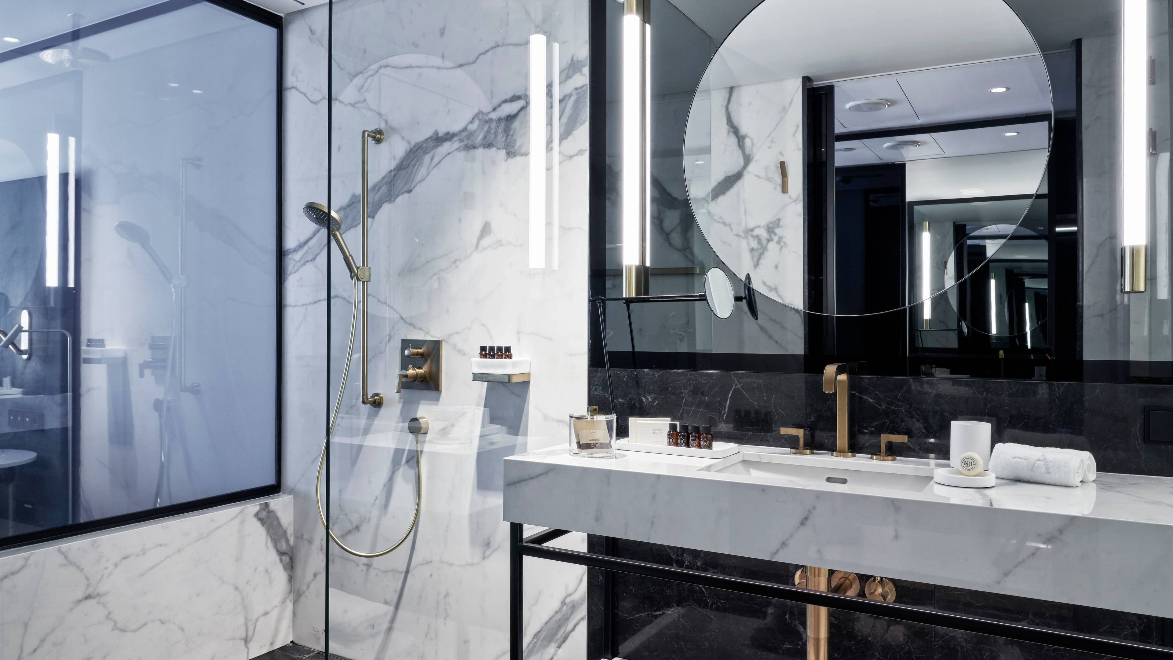 Deluxe Guest room - Image 5