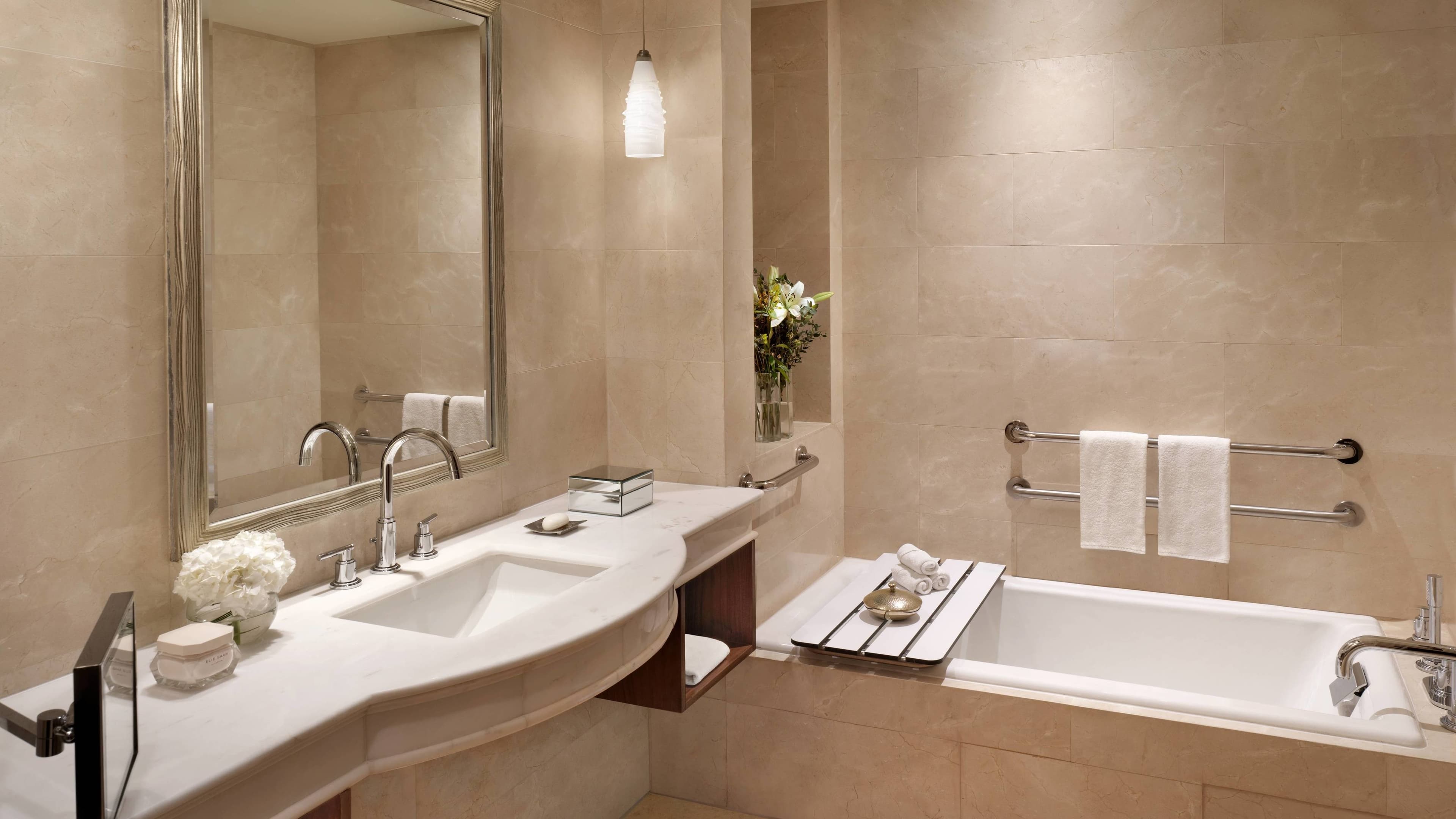 The Ritz-Carlton Abu Dhabi, Grand Canal - Image 5