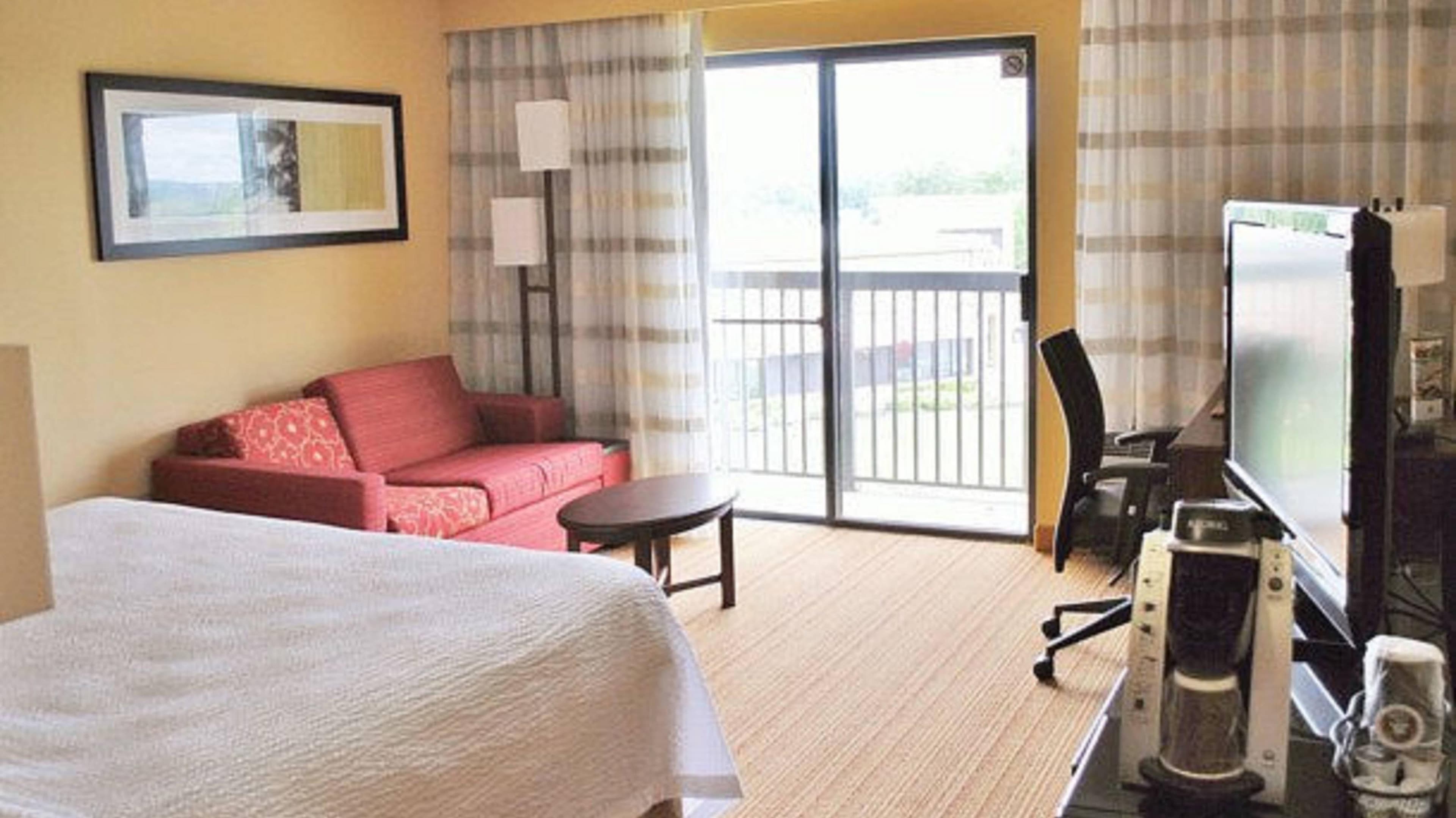 Courtyard Hartford Manchester - Image 4