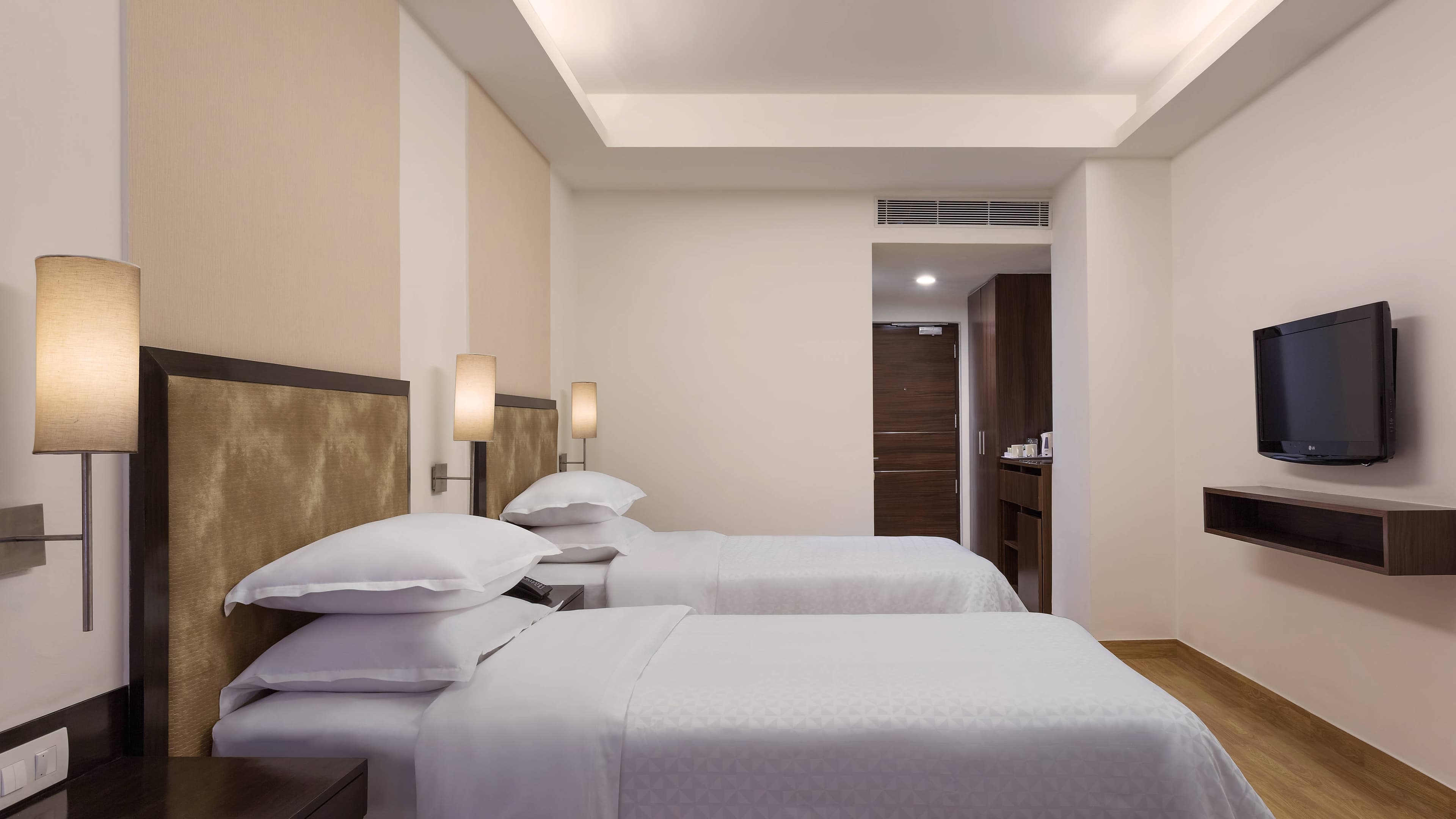 Four Points by Sheraton Vadodara — 8