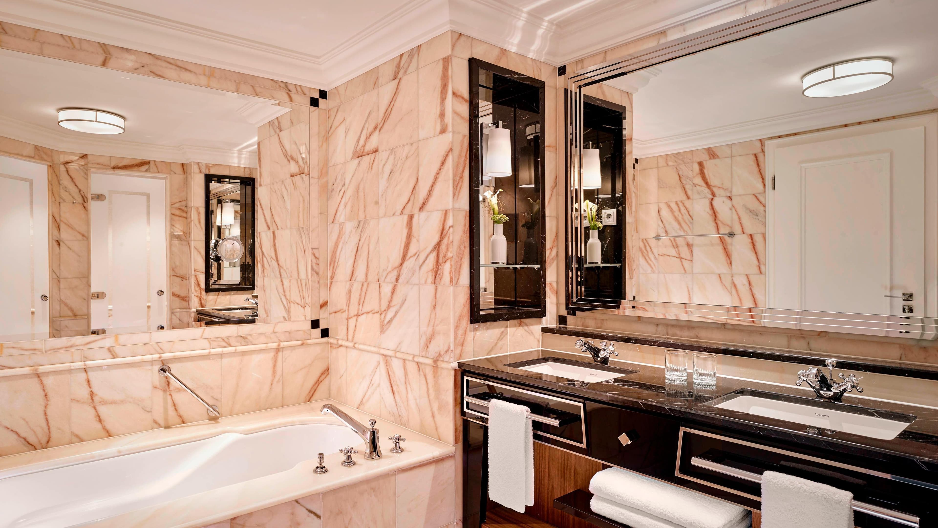 Deluxe Room - Image 4