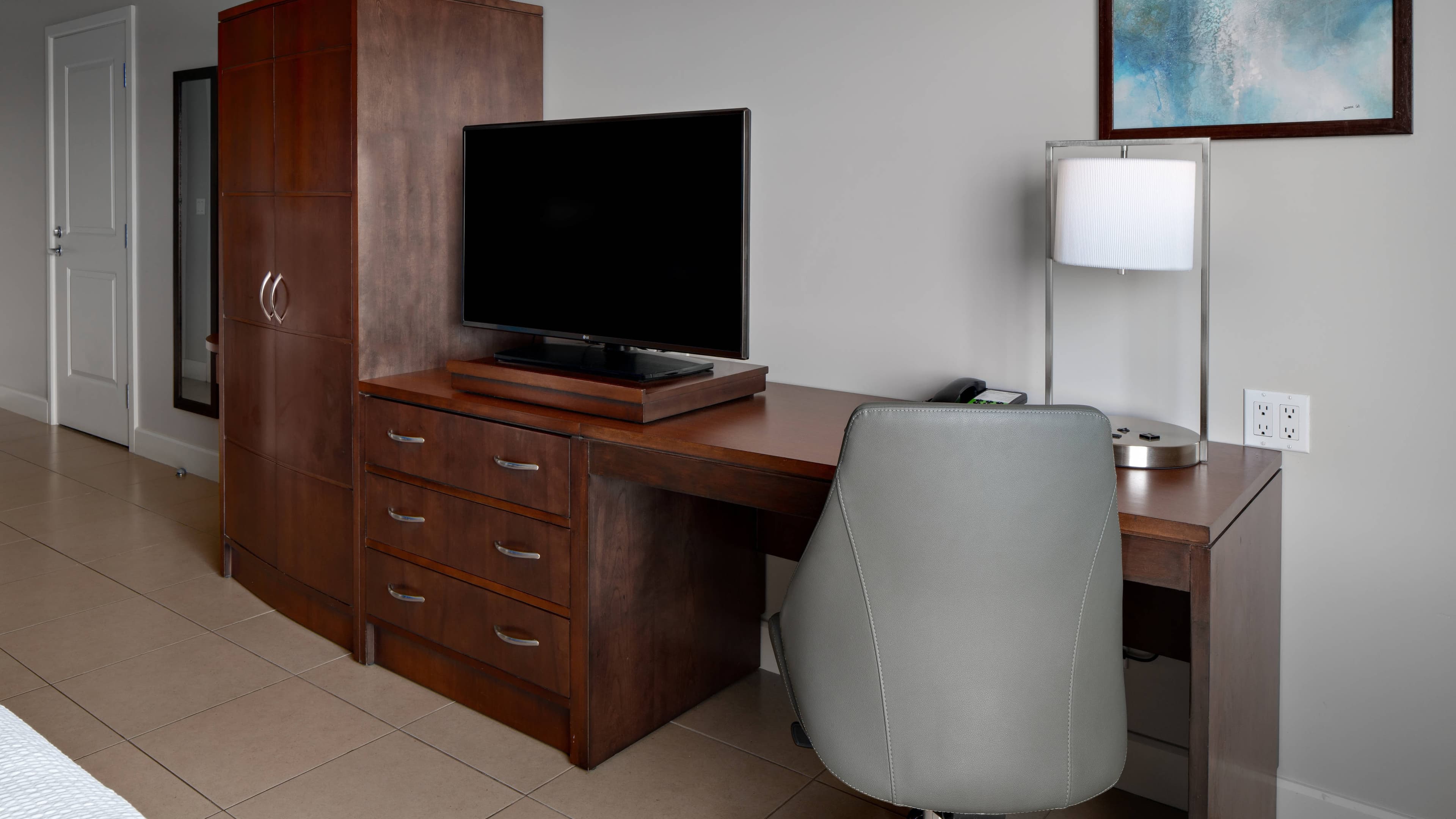 Spacious Guest Room - Image 5