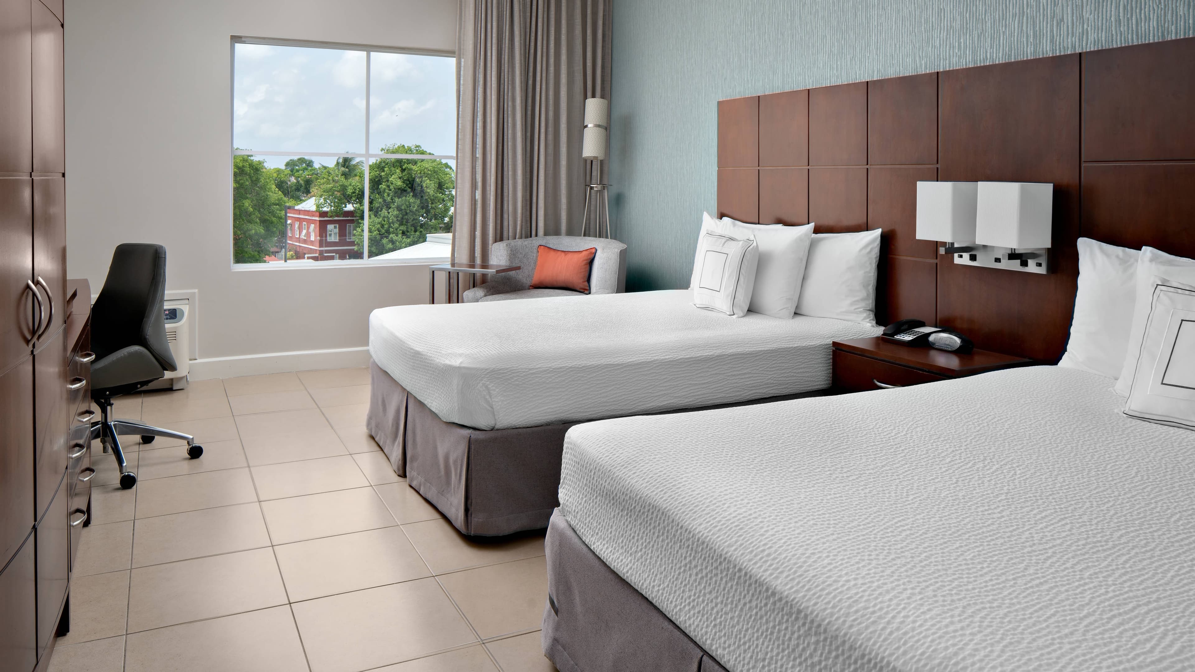Spacious Guest Room - Image 1