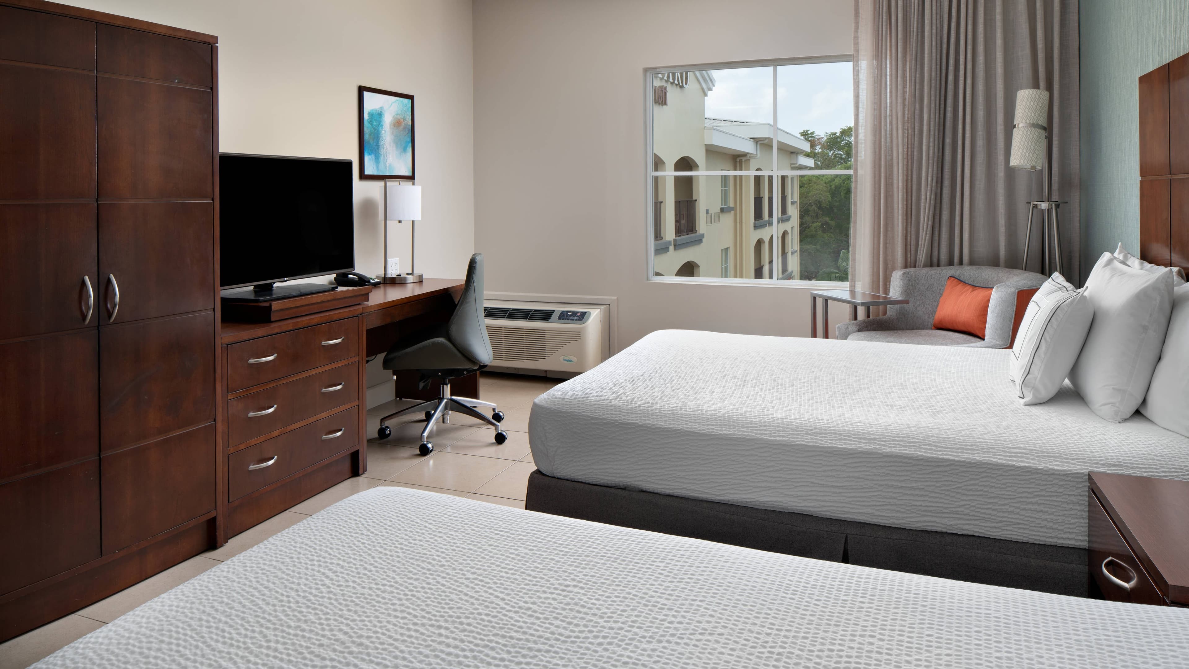 Spacious Guest Room - Image 2