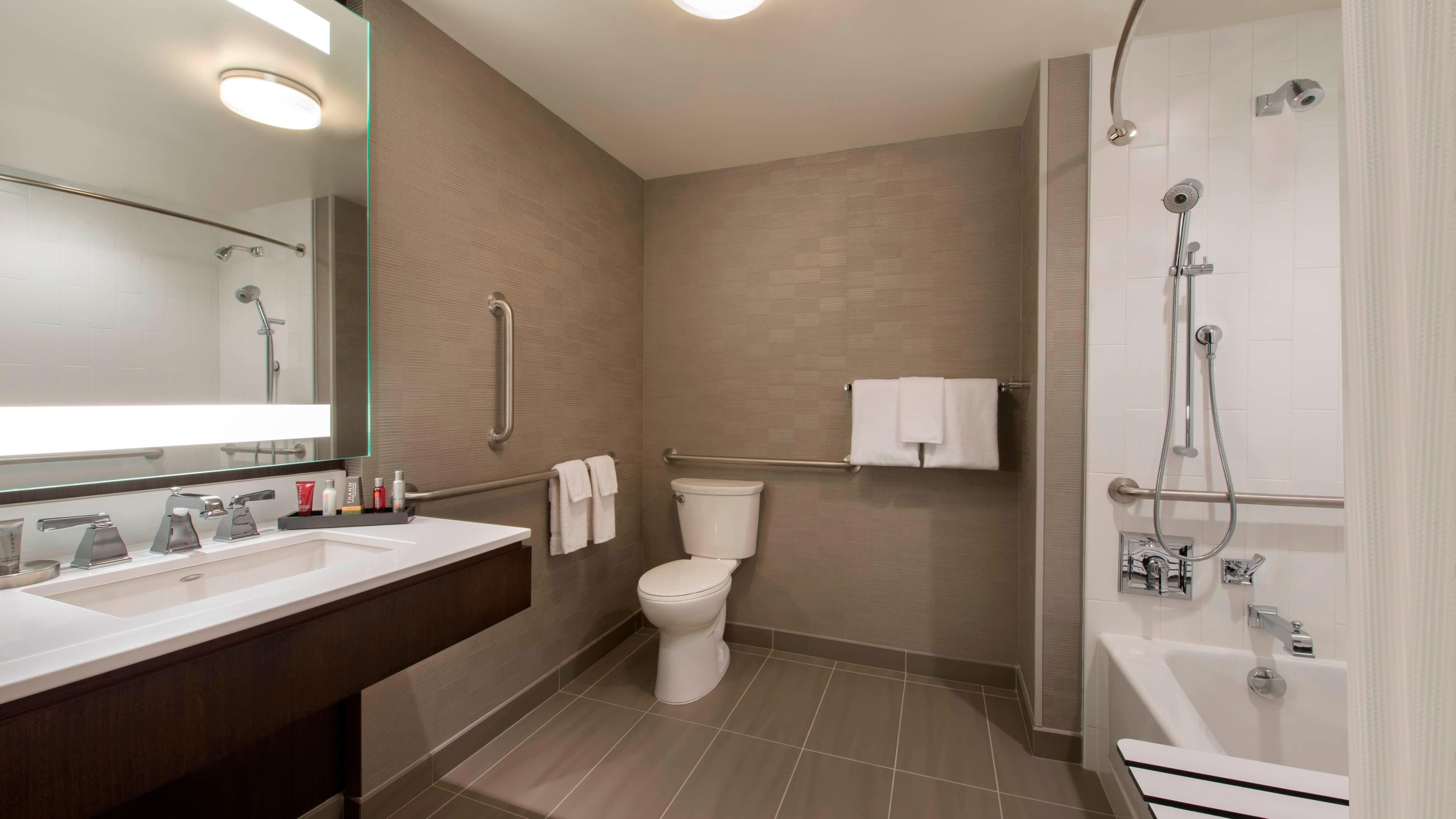 Buffalo Marriott at LECOM HARBORCENTER - Image 5