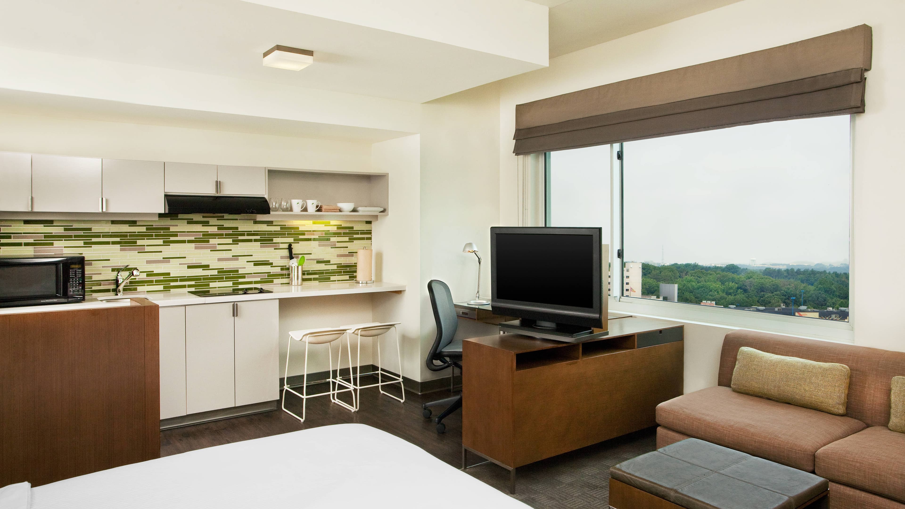 Suite Full Kitchen - Image 2