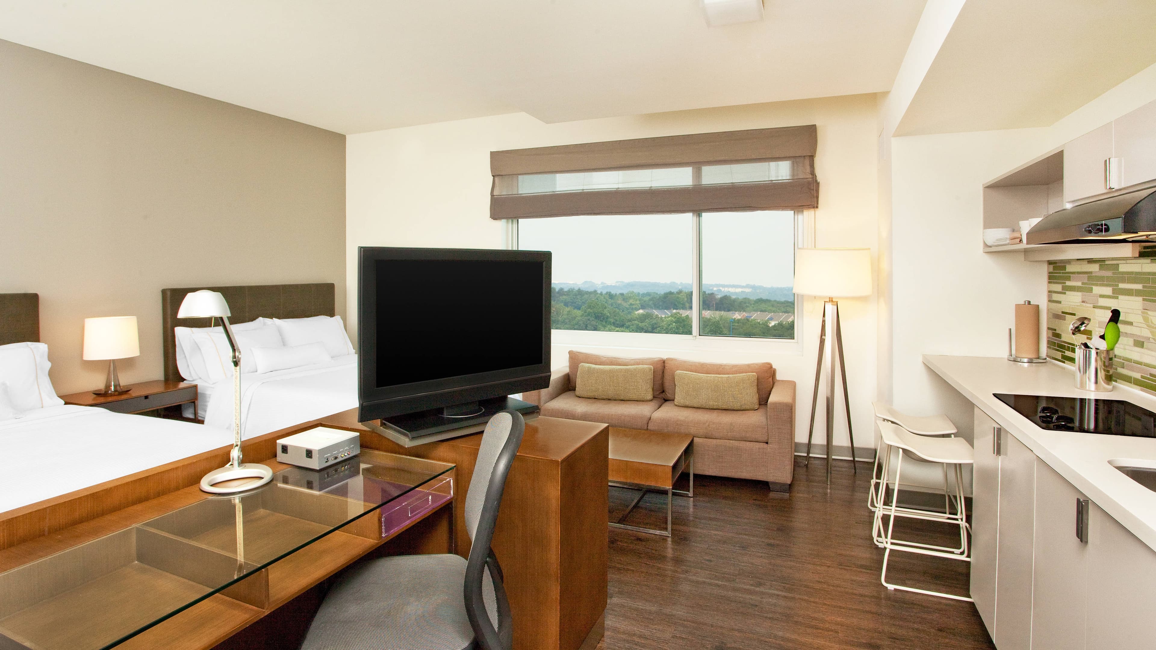 Suite Full Kitchen - Image 1