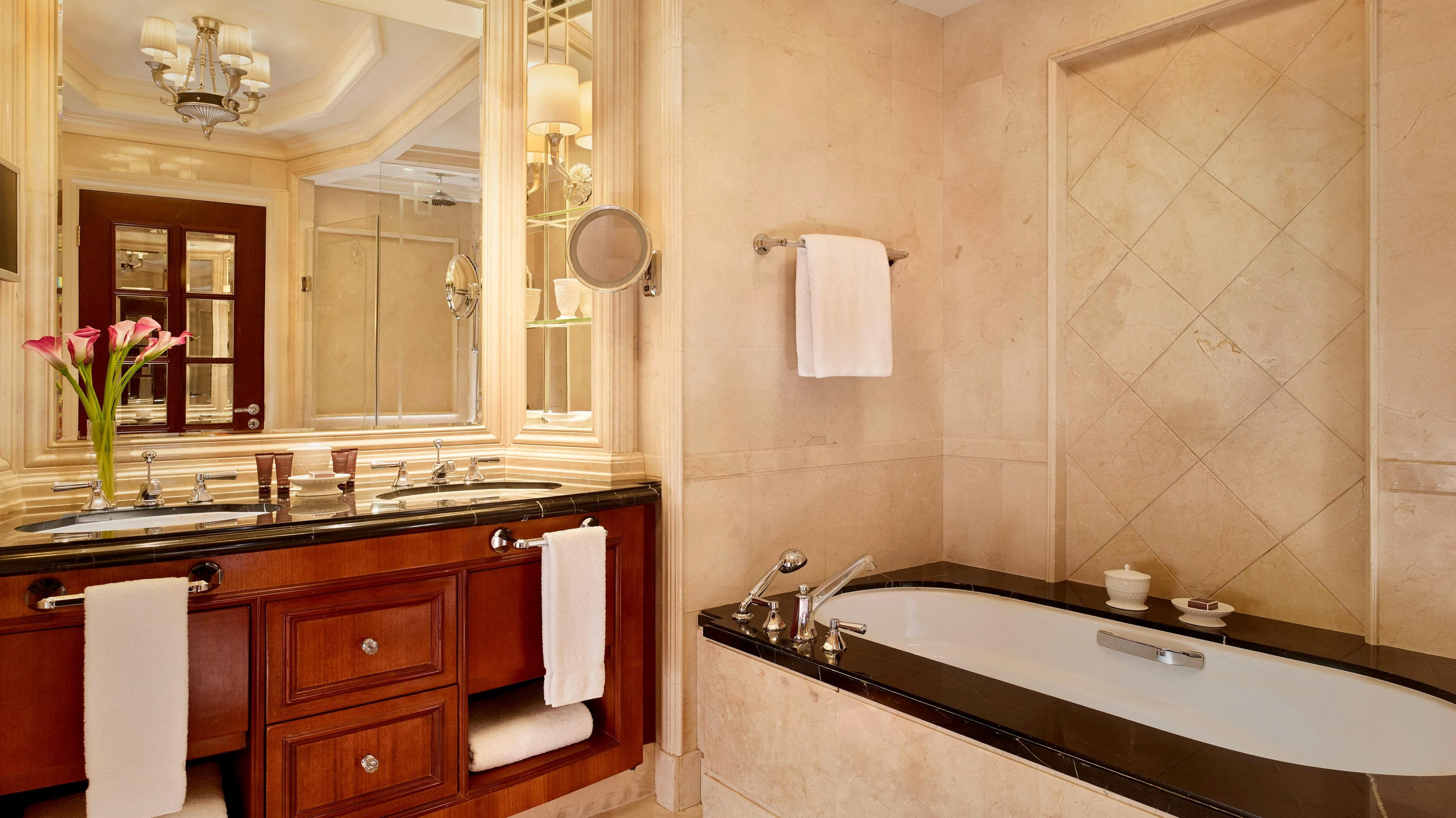 The Ritz-Carlton, Guangzhou - Image 3