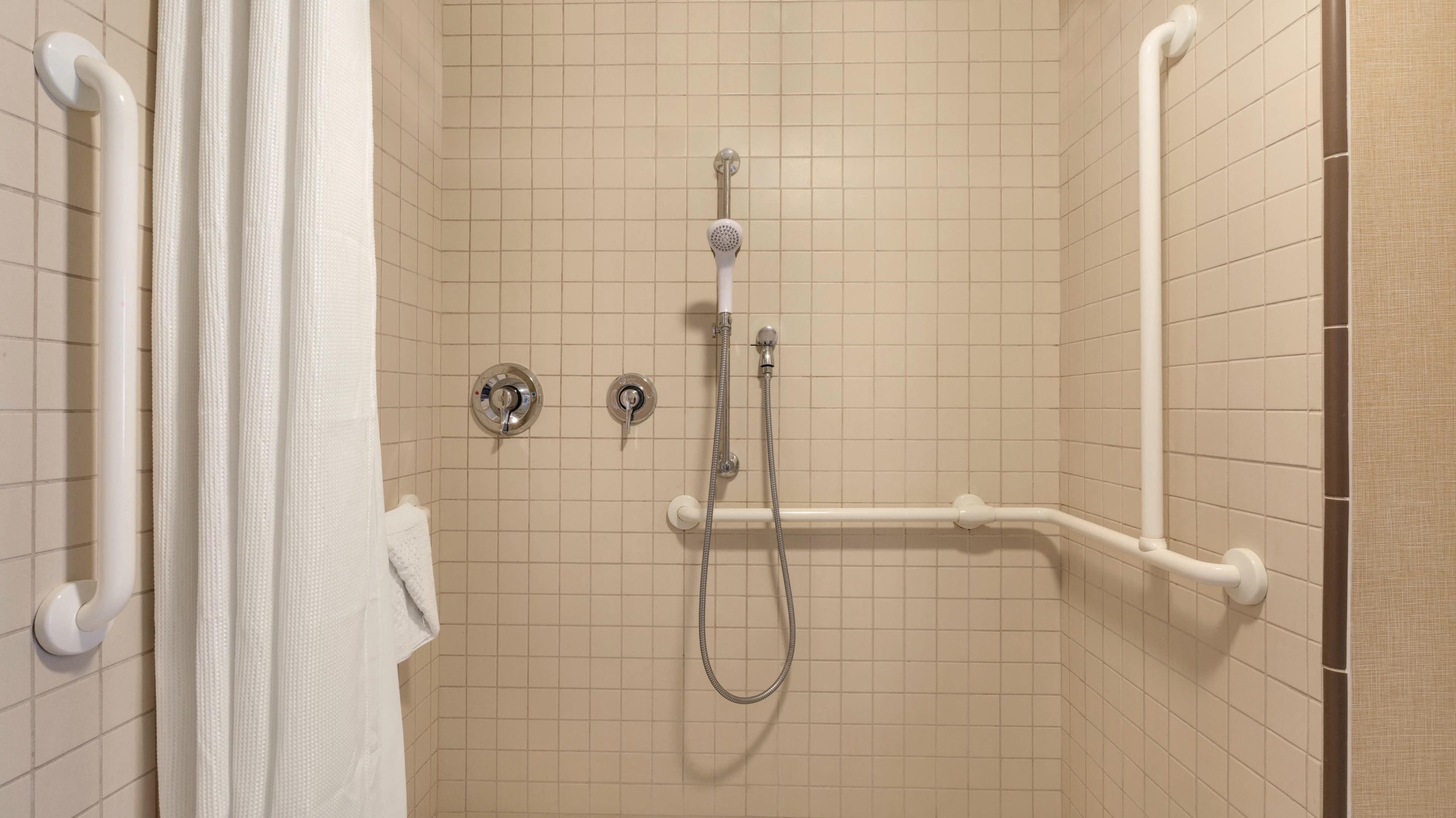 1 Bedroom 2 room Suite - Image 6