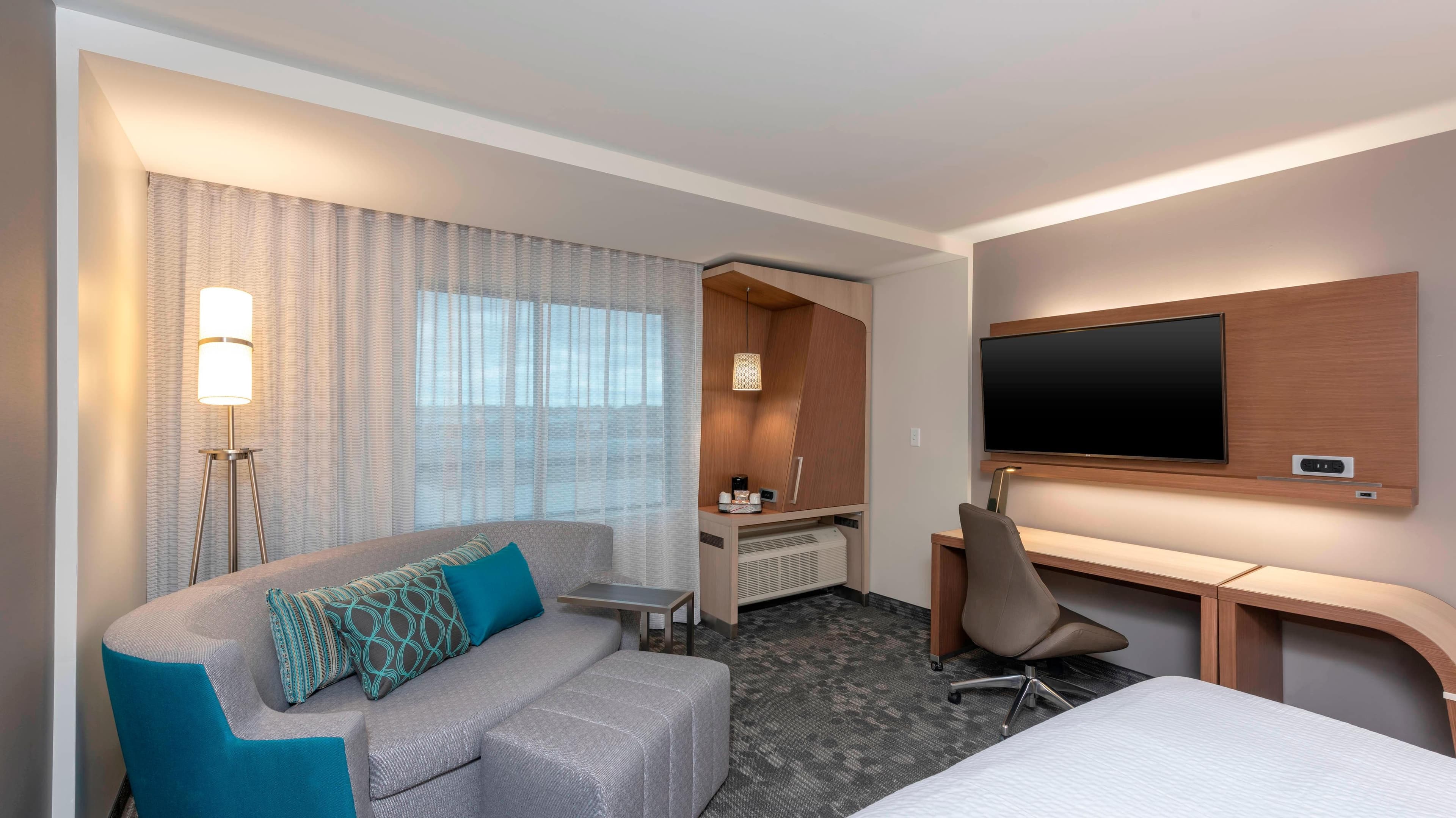 Holiday Inn Express & Suites Elyria - Image 4