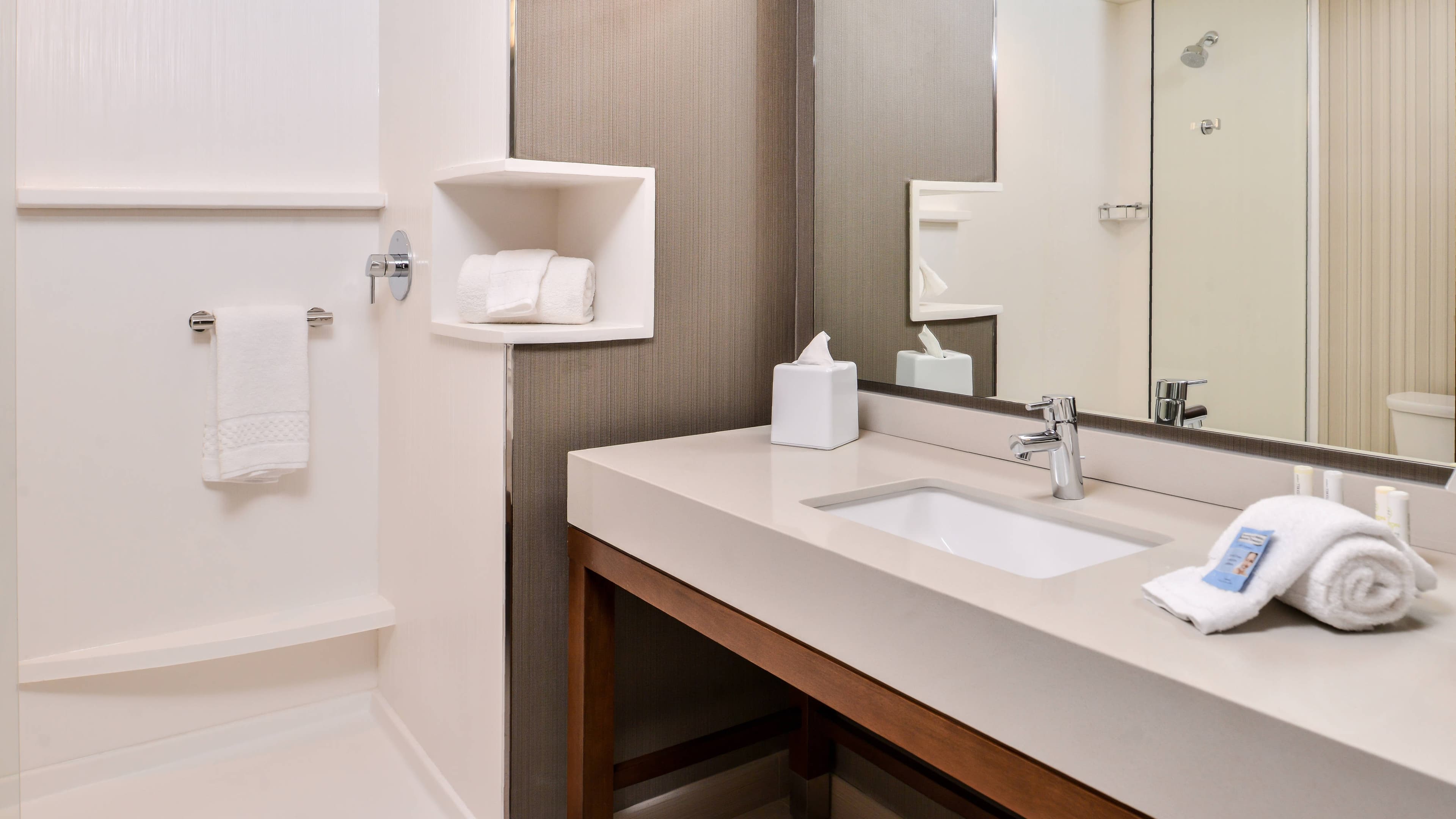 King Guest Room - Image 5