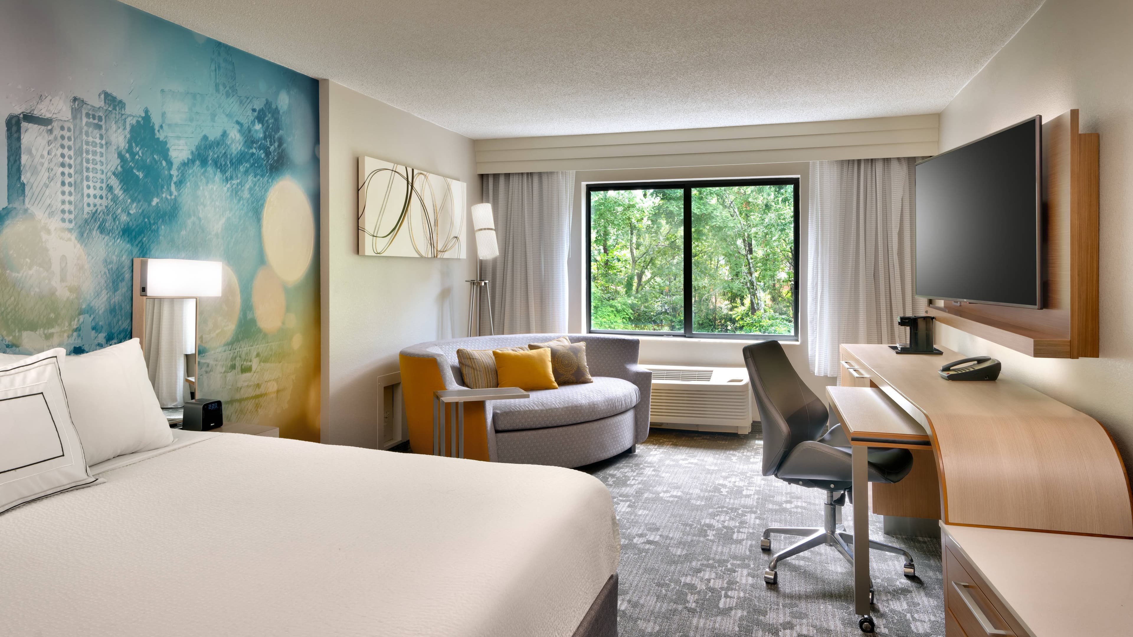 Courtyard Charlotte Airport LoSo — 8
