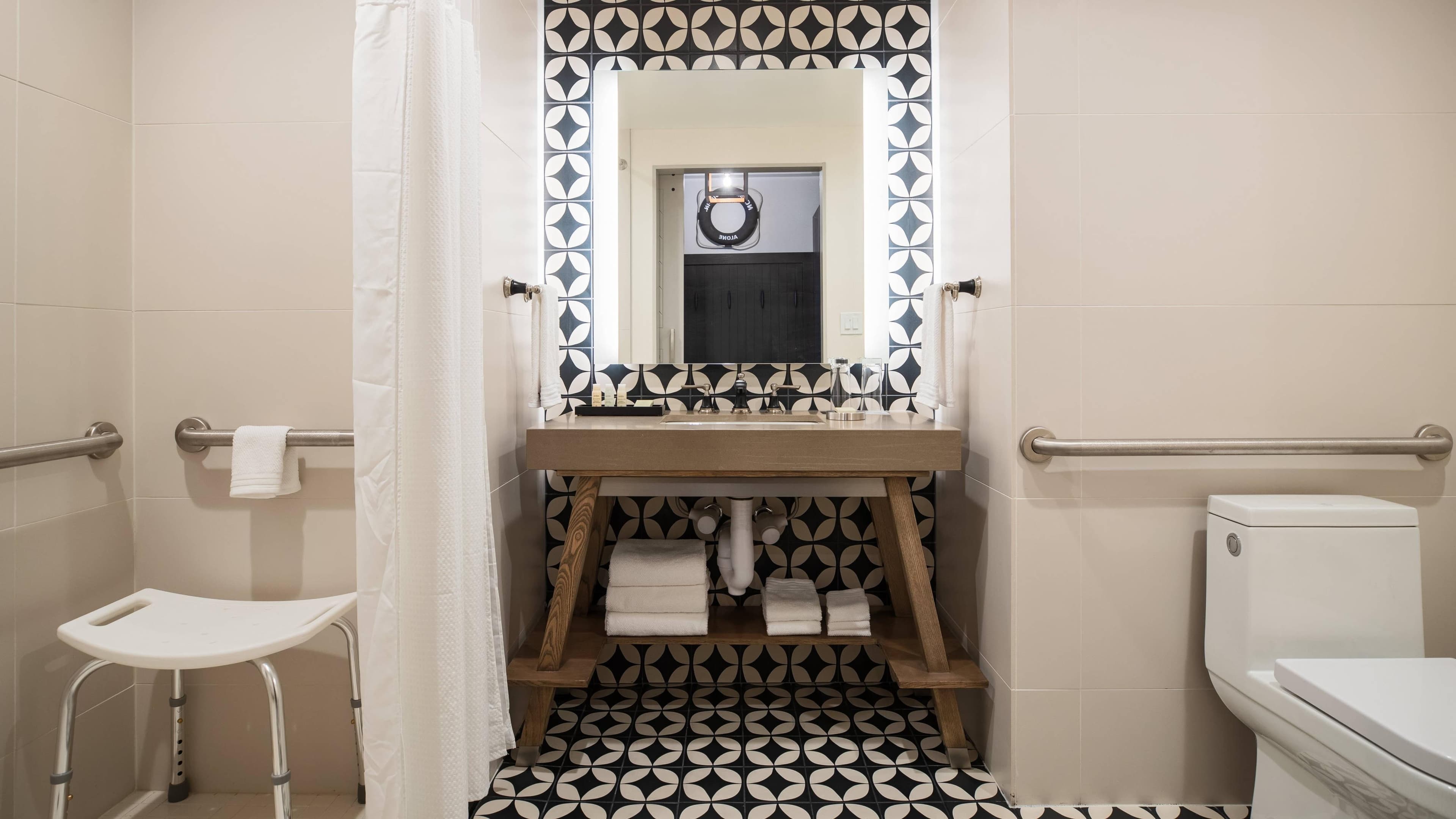 Queen/Queen Guest Room - Image 5