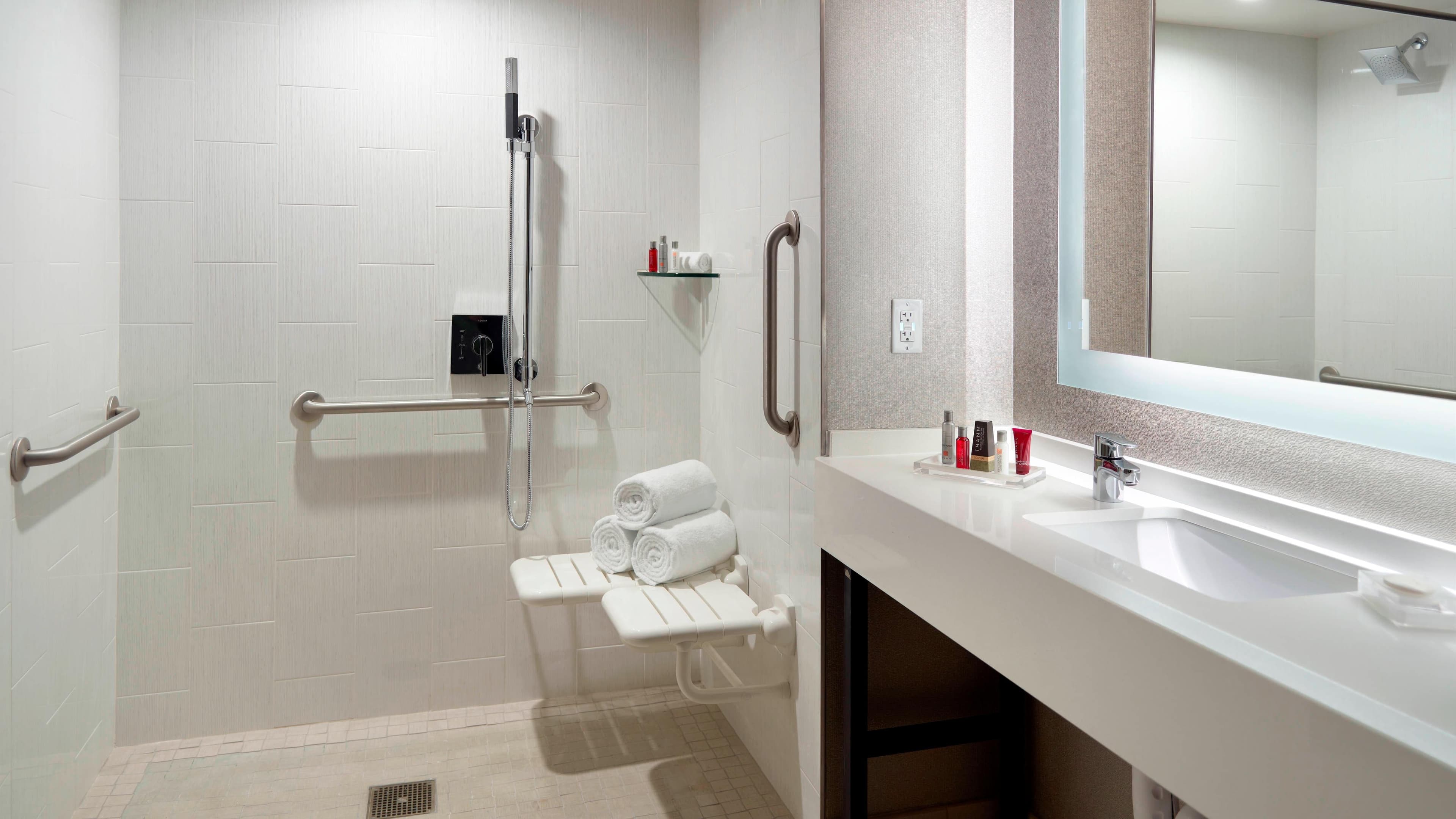 Queen/Queen Guestroom - Image 5