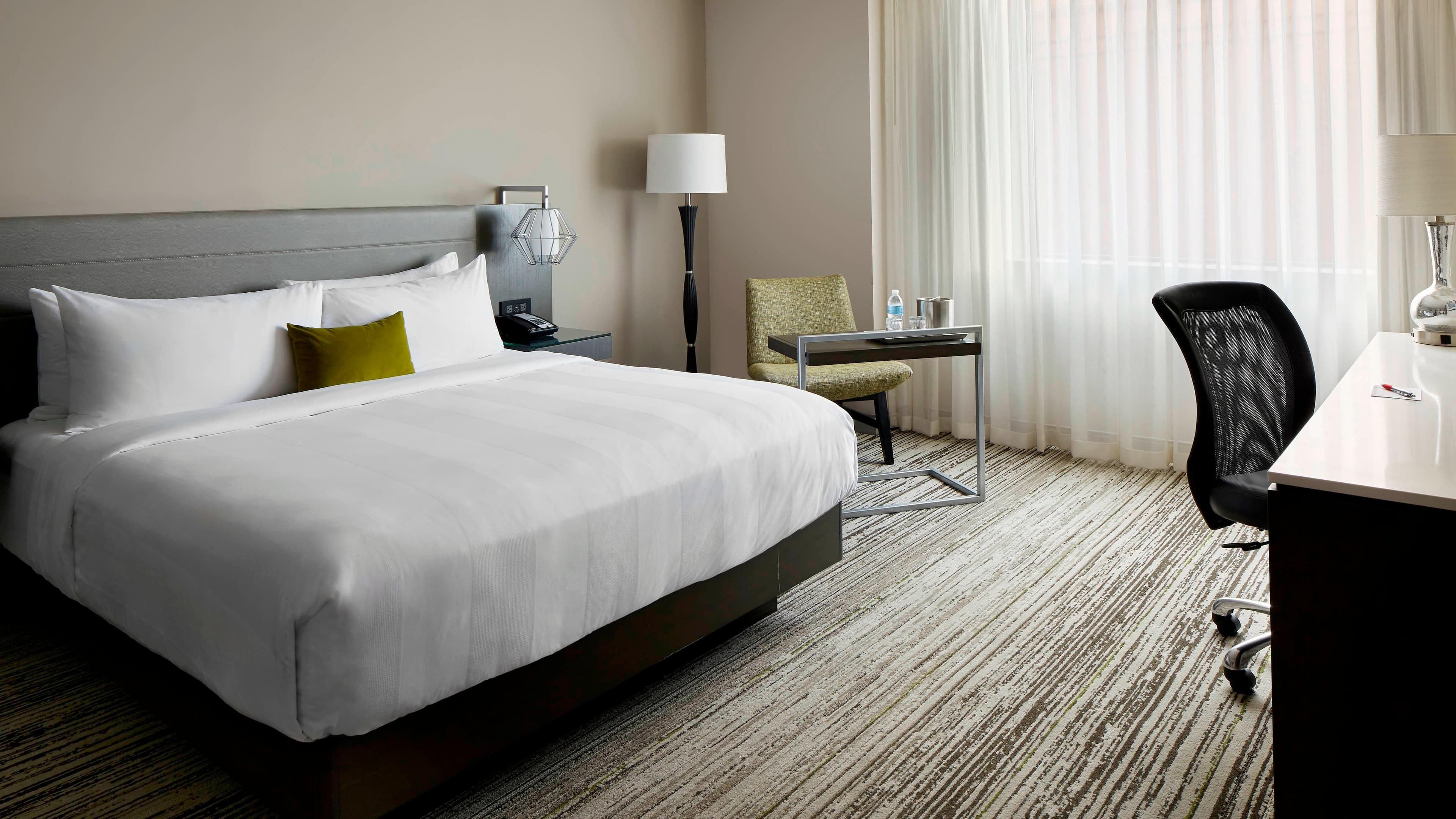 Holiday Inn Express & Suites Columbus - Worthington — 8