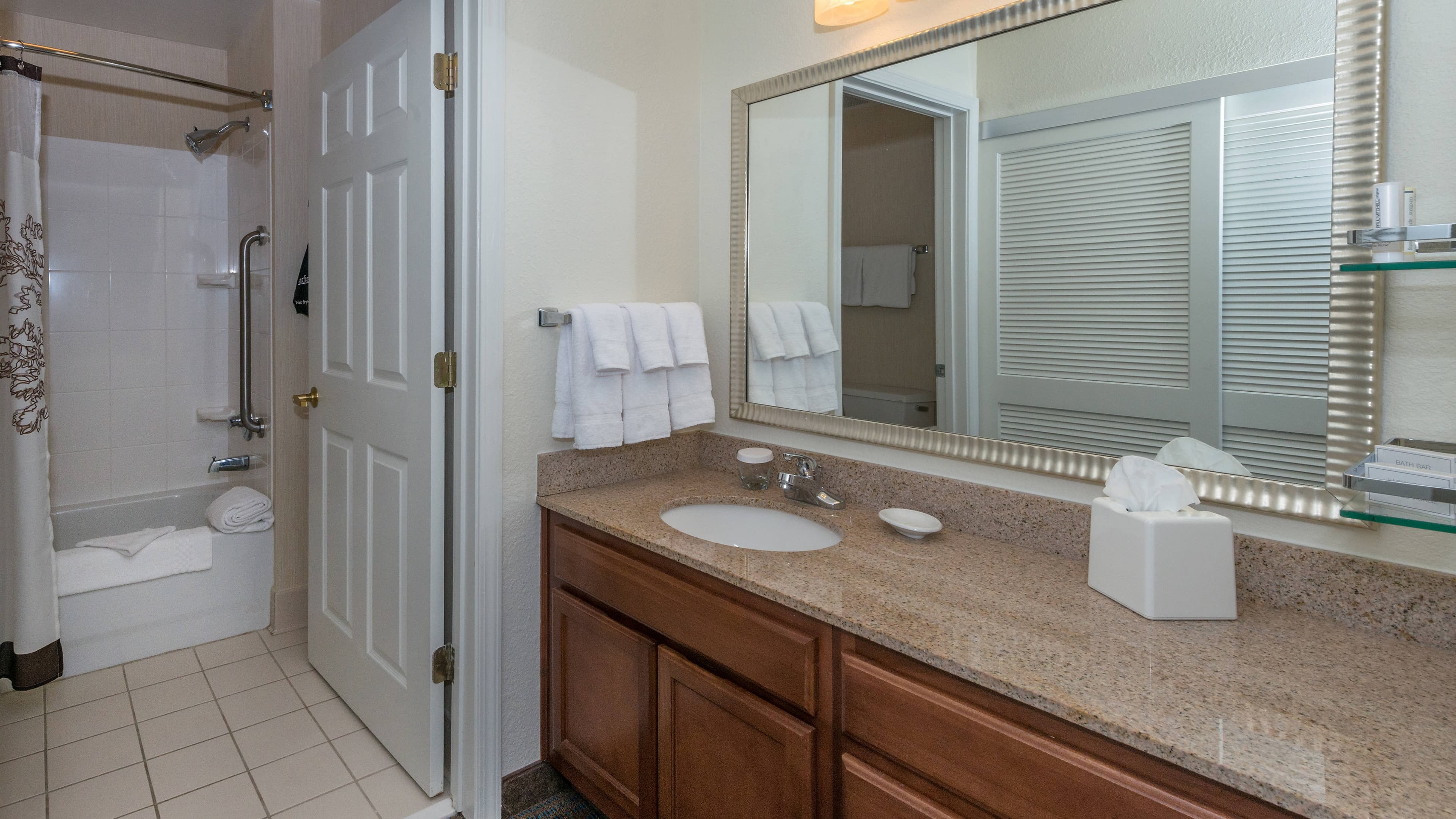 Queen one bedroom - Image 9