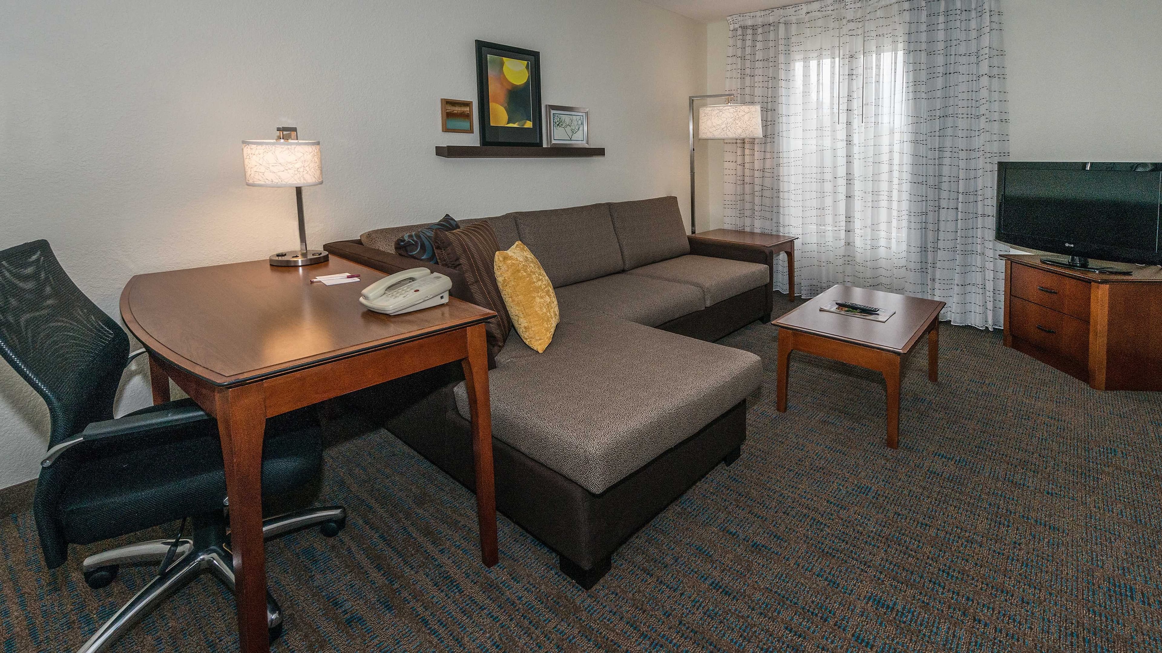 Queen one bedroom - Image 11