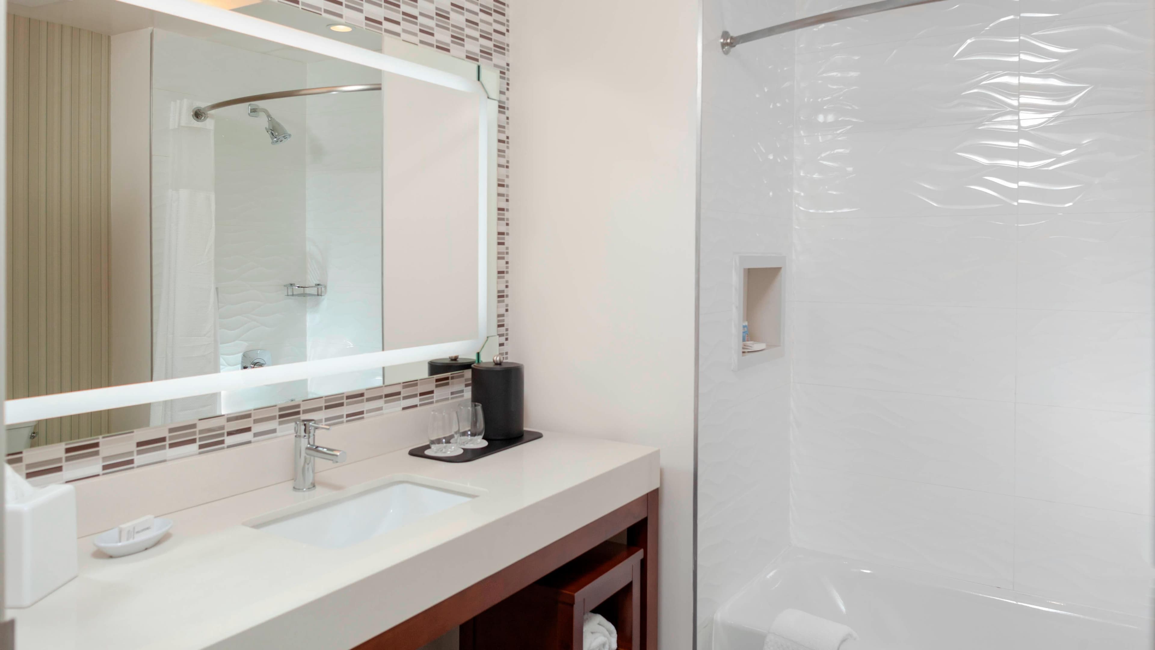 Holiday Inn Express & Suites Deland South - Image 5
