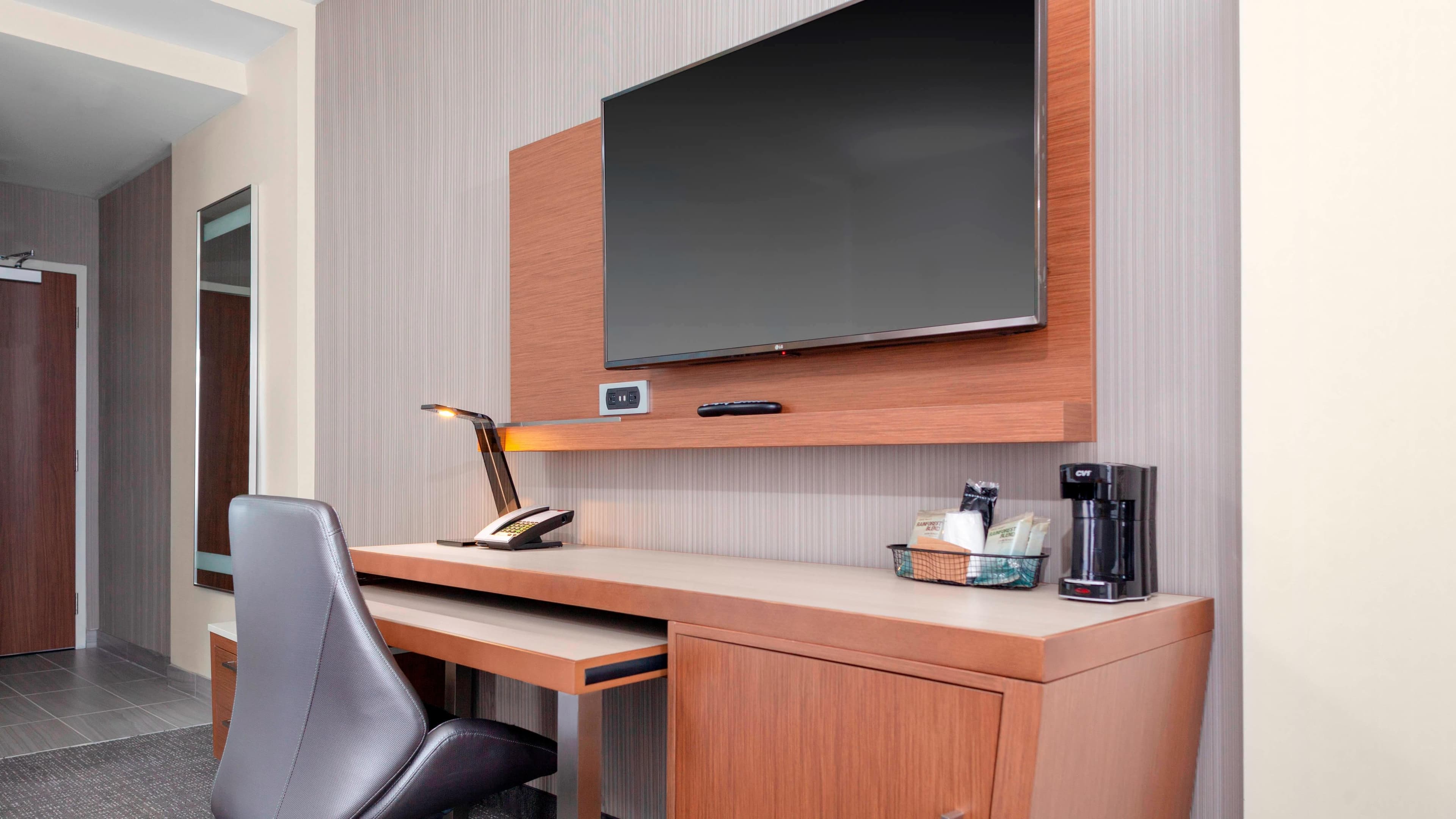 Holiday Inn Express & Suites Deland South - Image 4