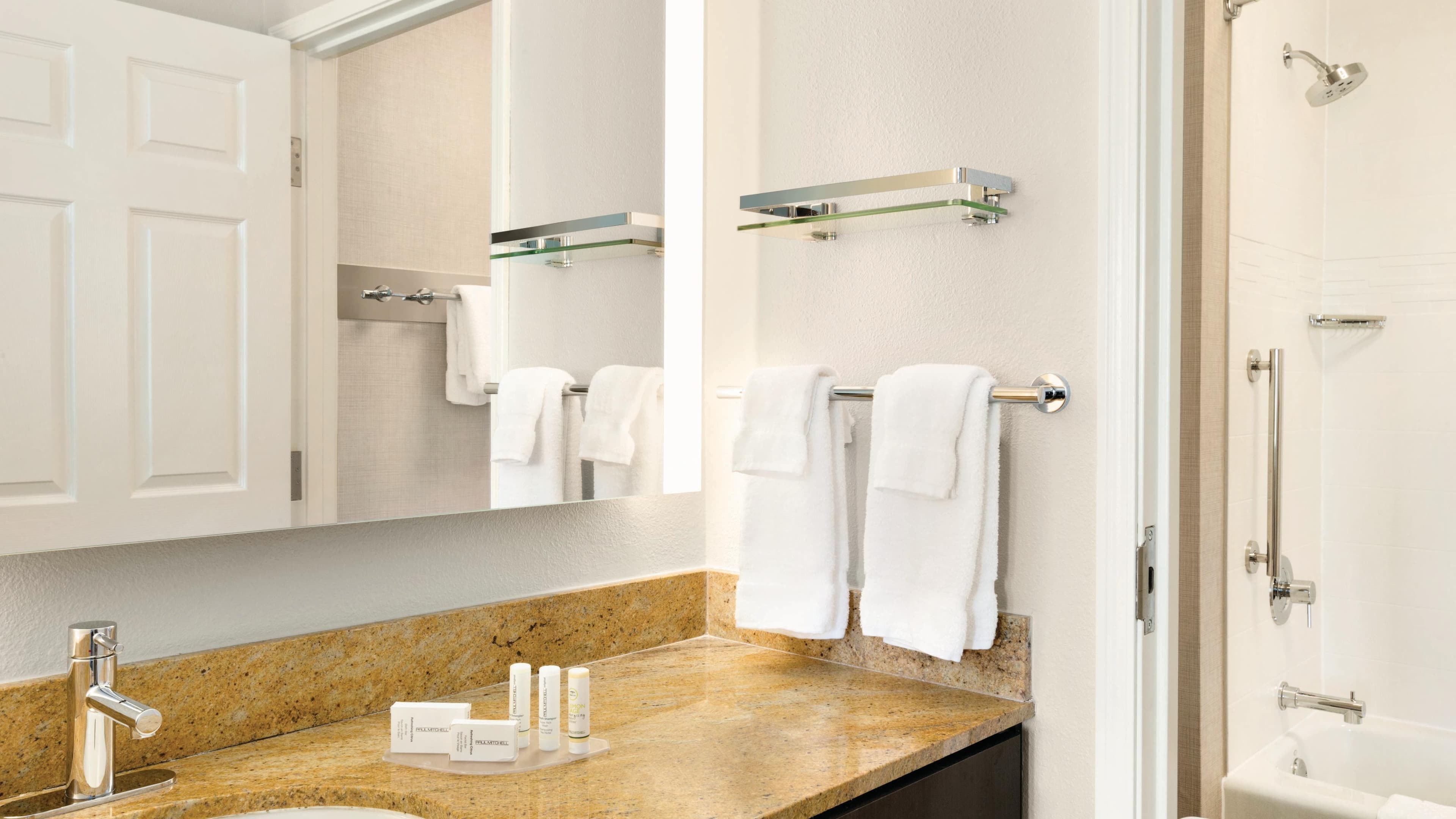 Queen One Bedroom Suite - Image 15