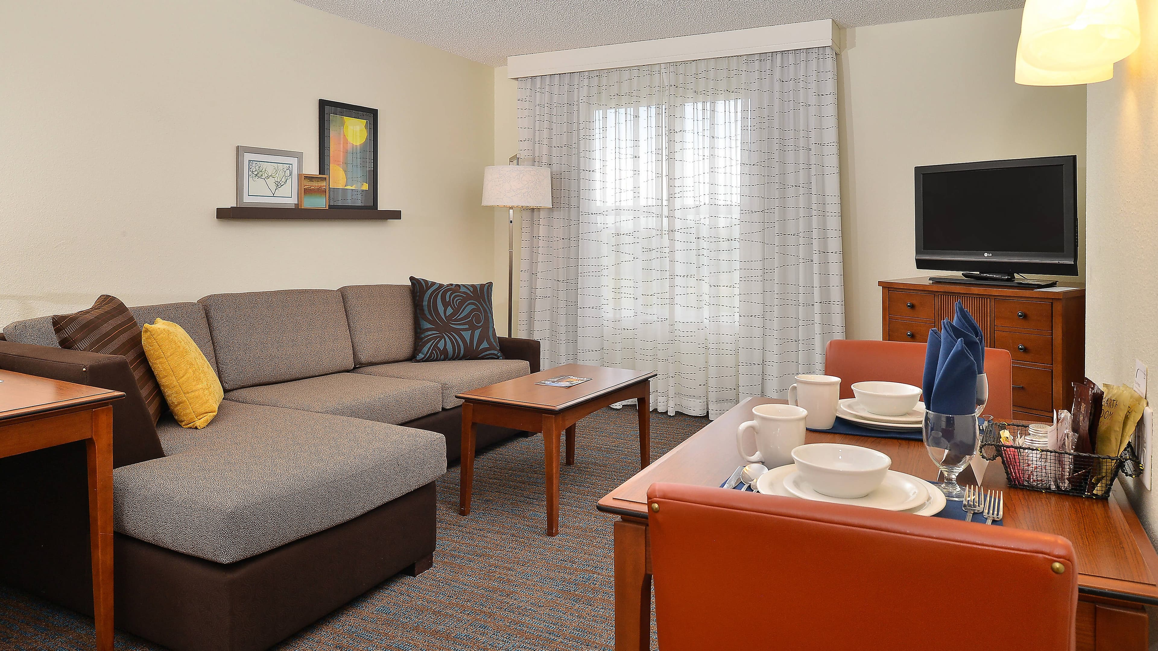 1 Bedroom Queen Suite - Image 2
