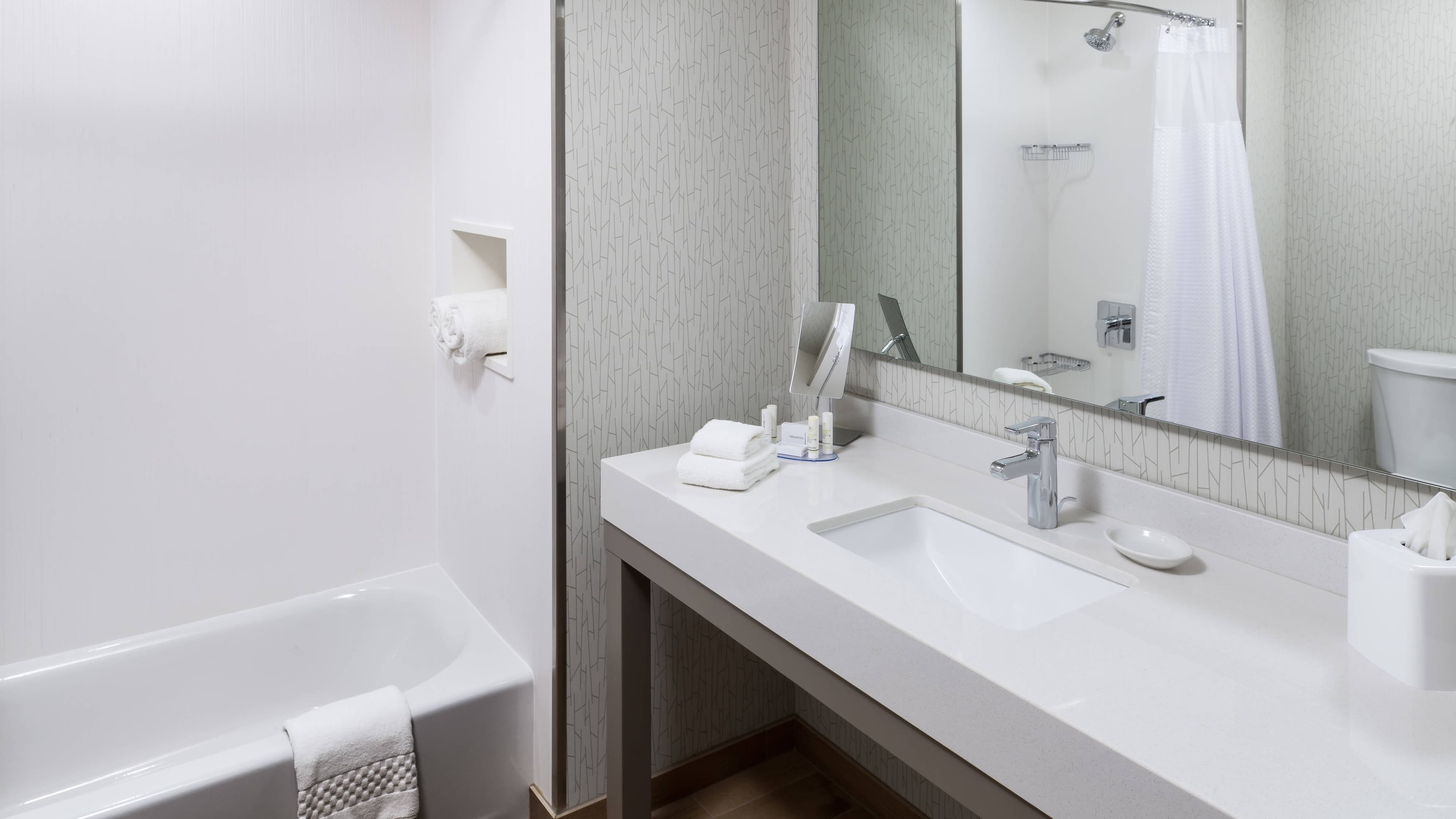 Double Queen Guest Room - Image 4