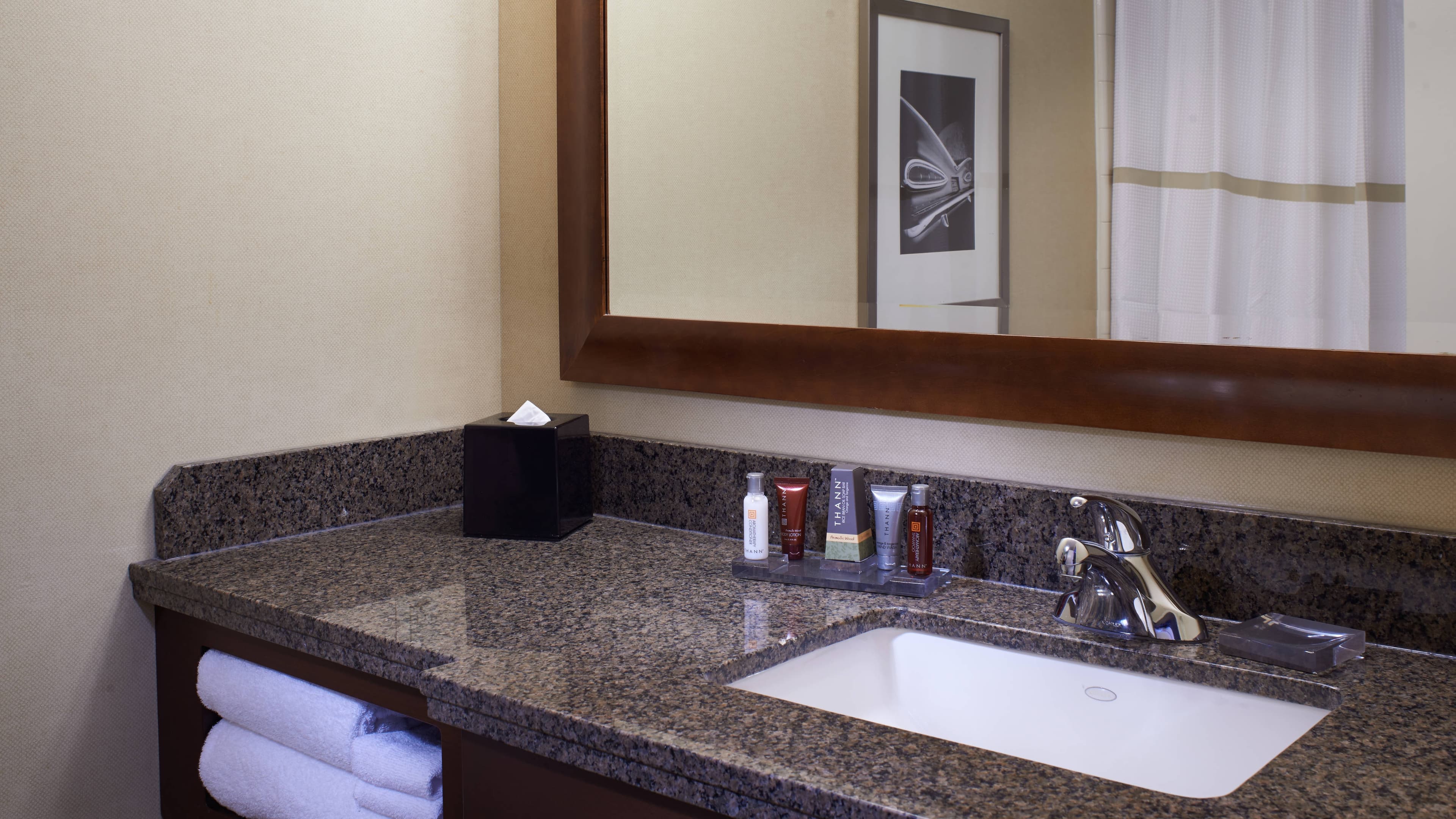 Detroit Marriott at the Renaissance Center - Image 3