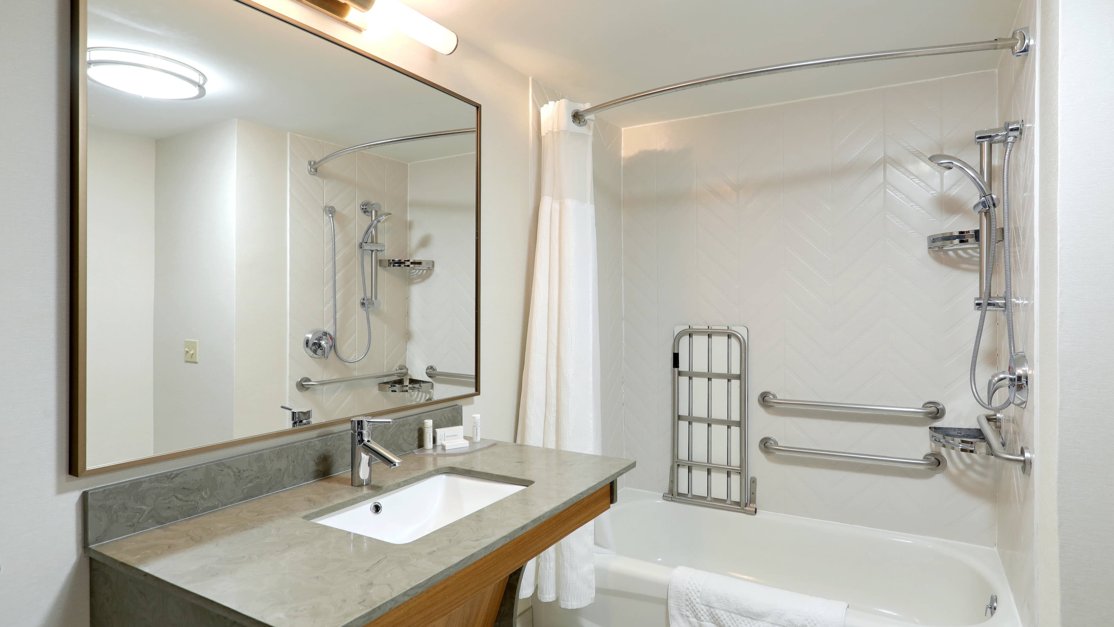 Holiday Inn Express & Suites Woodbridge — 15