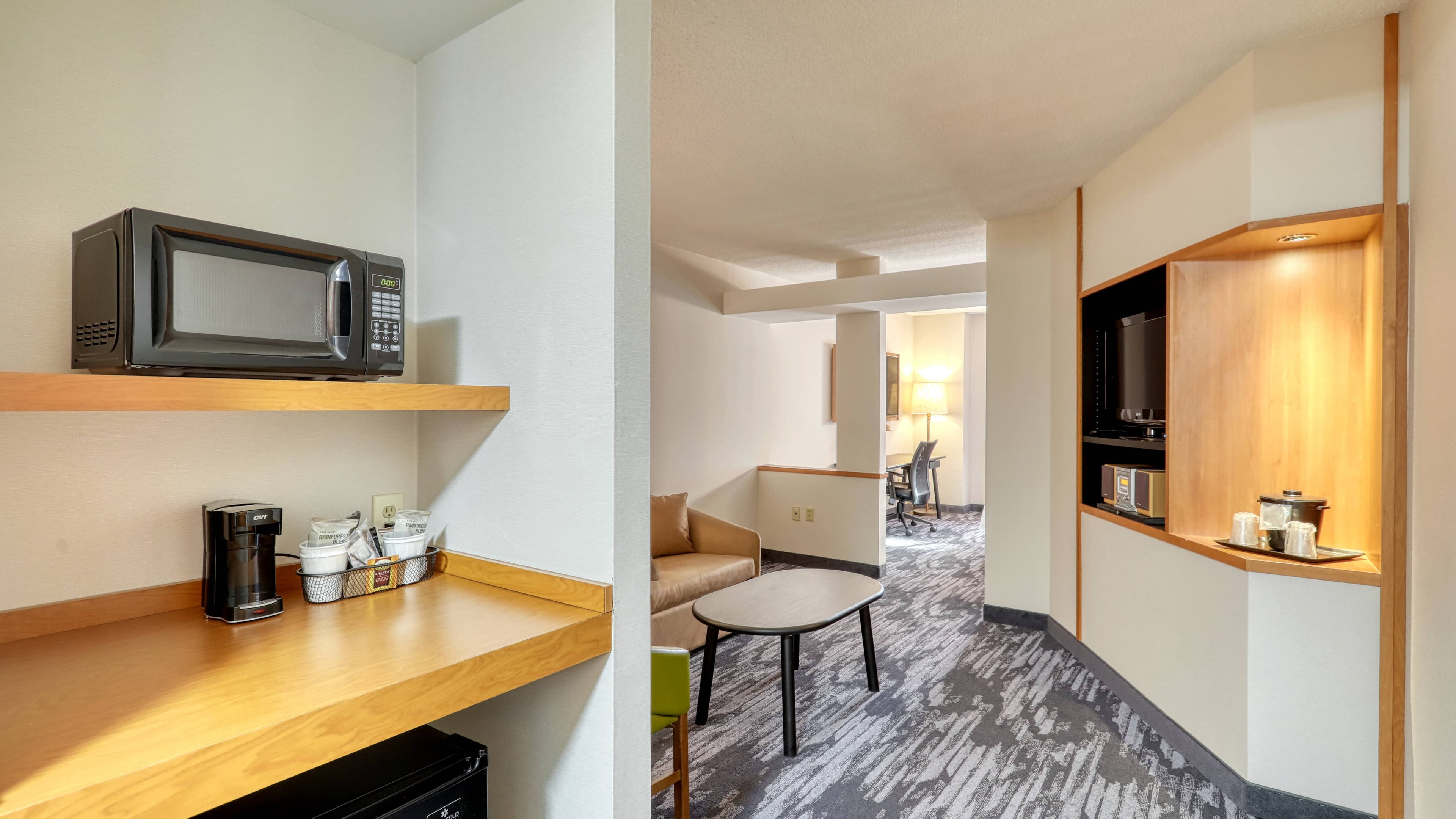 Holiday Inn Express & Suites Woodbridge — 7