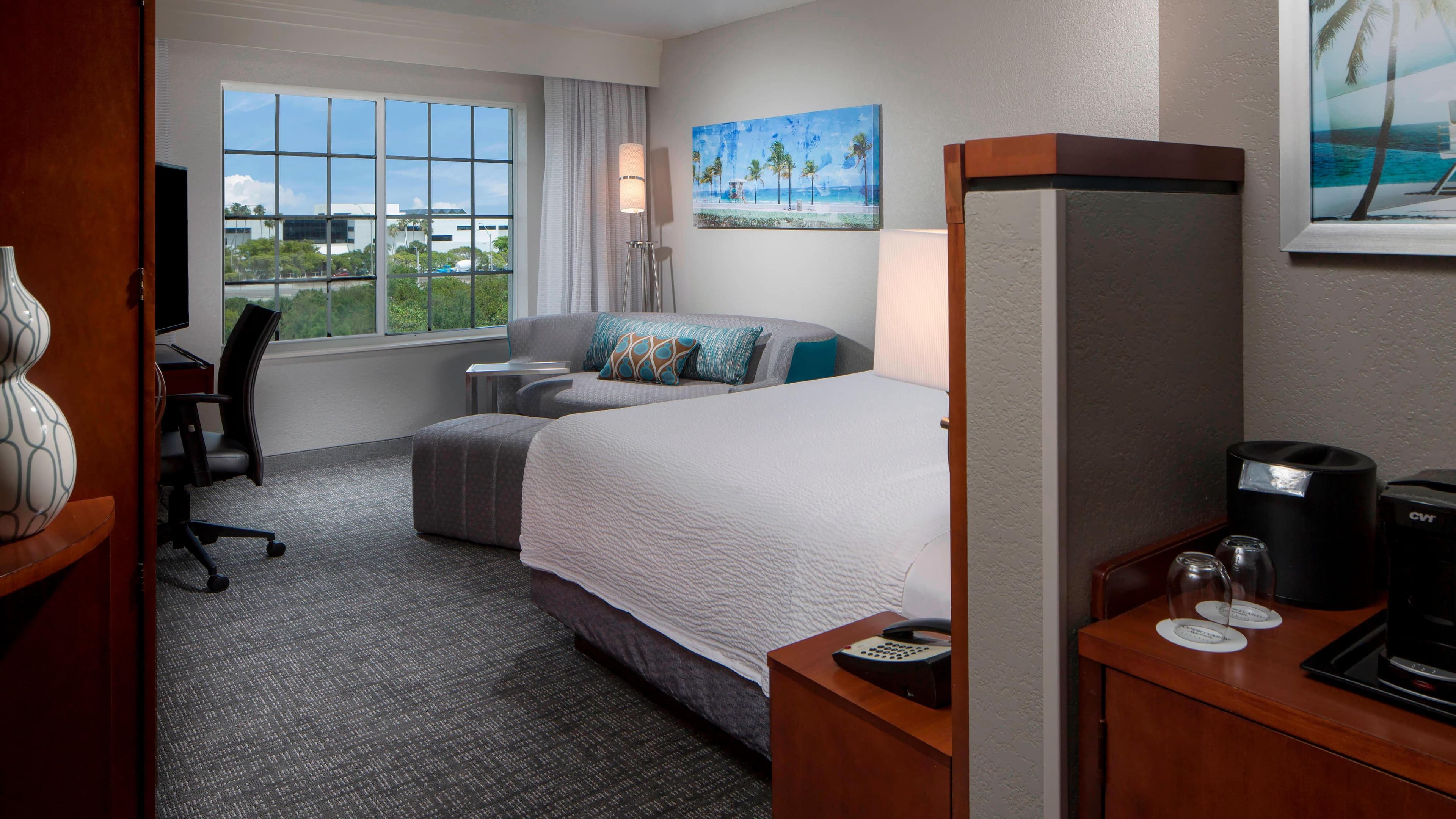 Courtyard Fort Lauderdale Airport & Cruise Port - Image 2