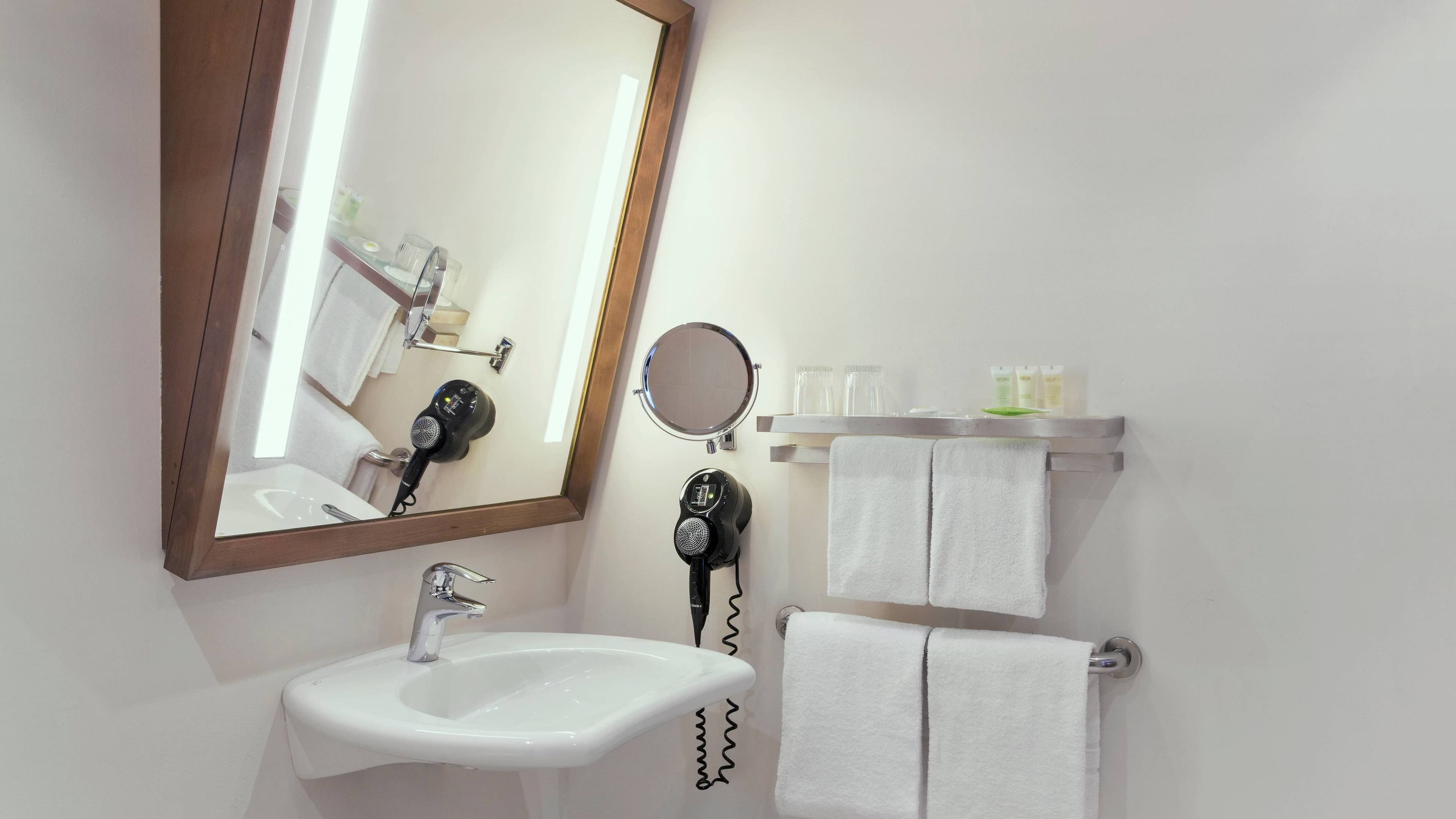 Standard Room Queen - Image 5