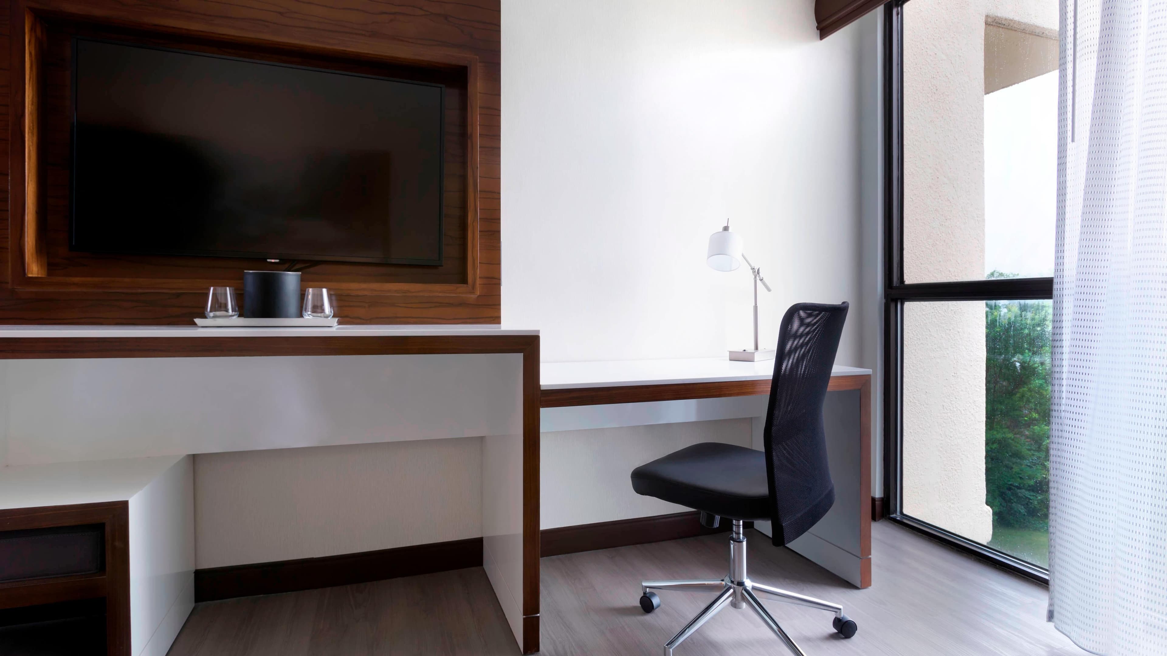 Holiday Inn Express Burlington — 8