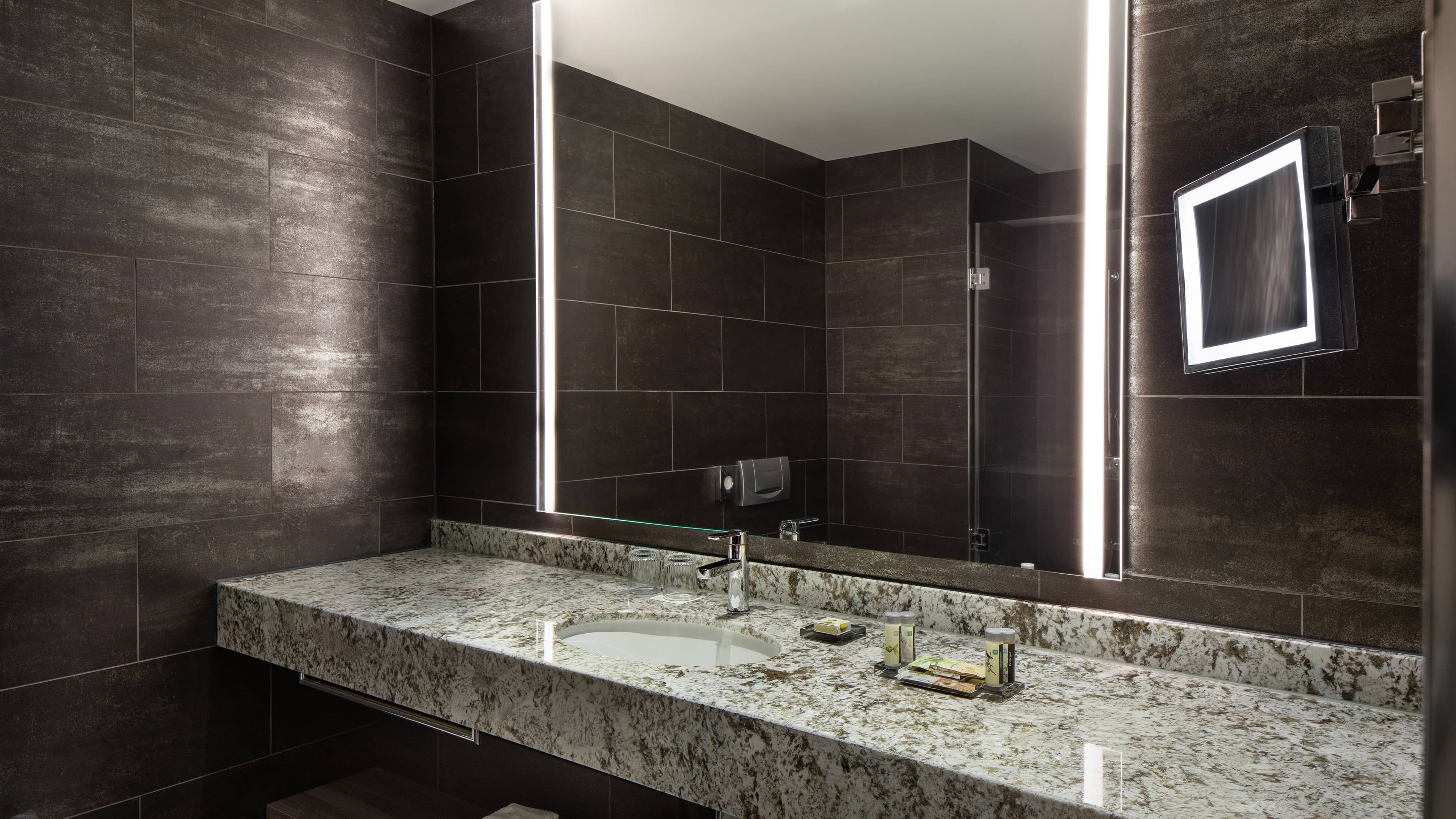 Renaissance Hamburg Hotel - Image 3