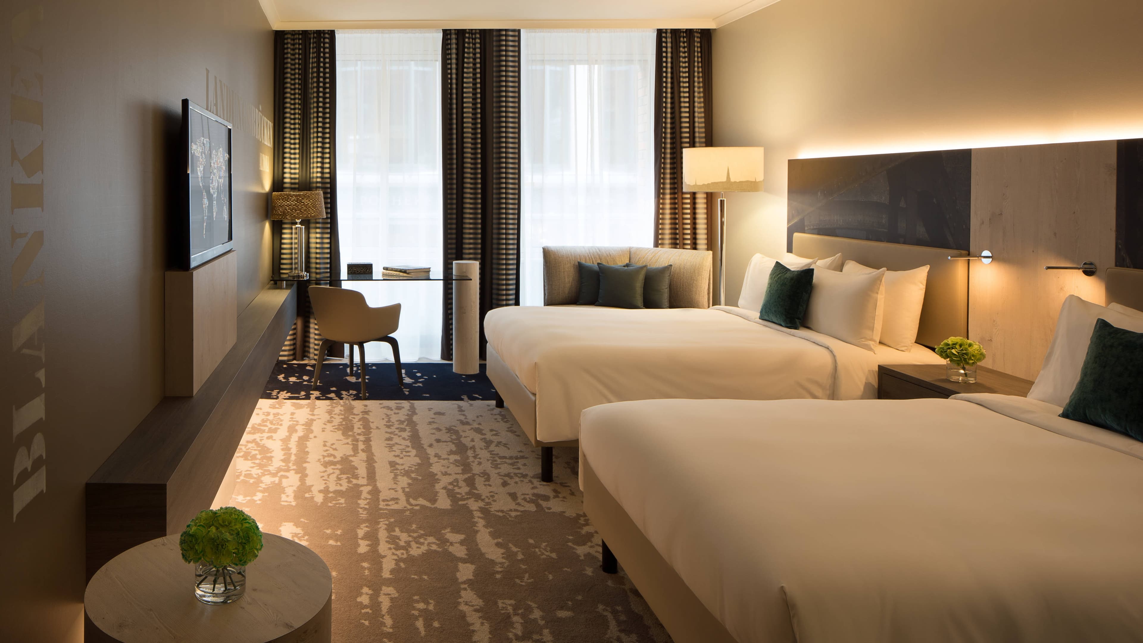 Renaissance Hamburg Hotel - Image 2