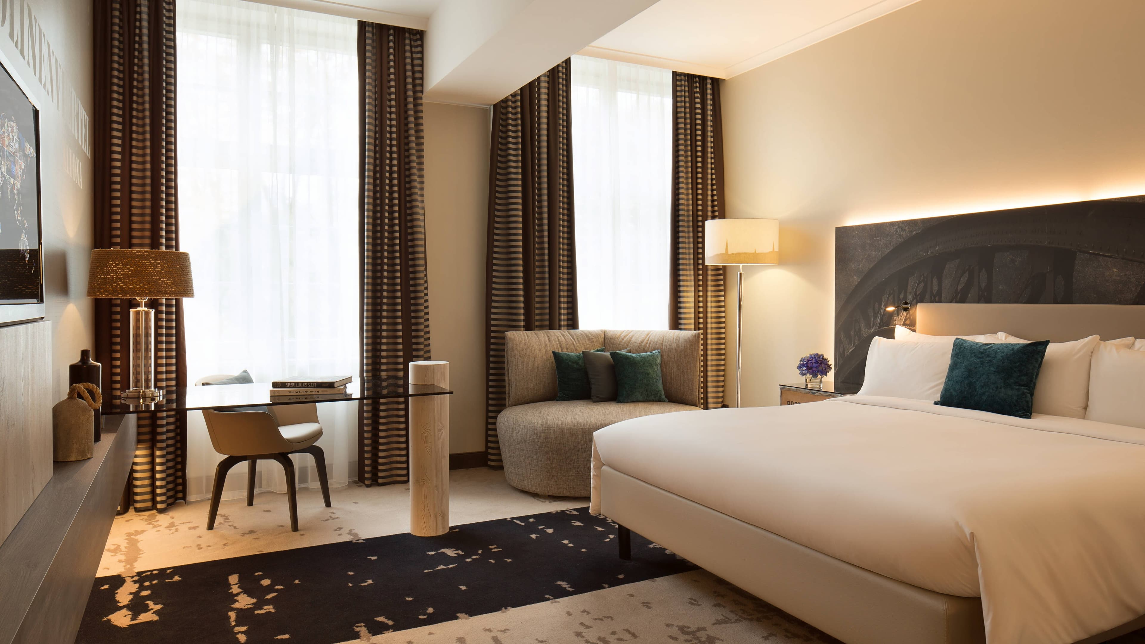 Renaissance Hamburg Hotel — 11