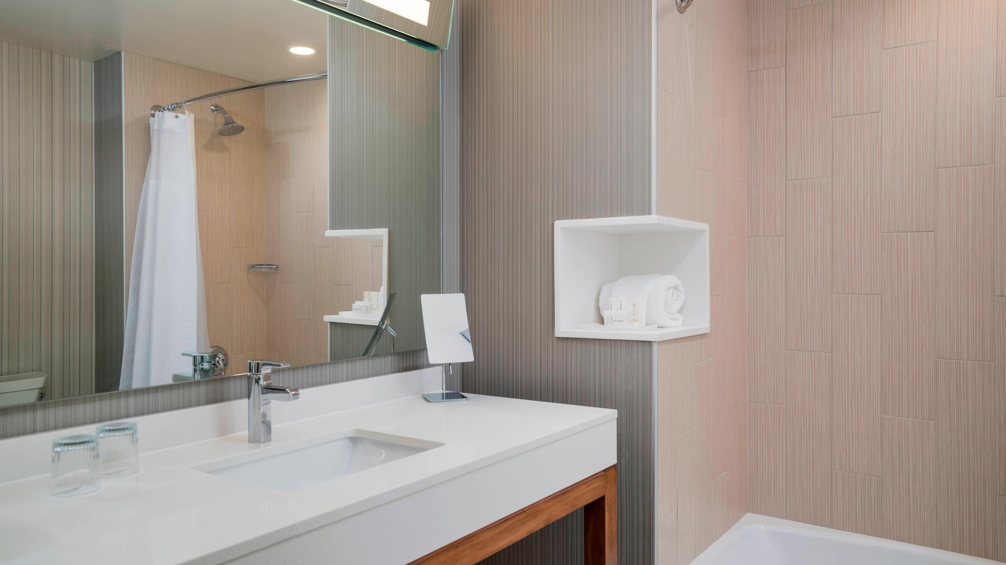 Holiday Inn Express & Suites Niagara Falls — 8