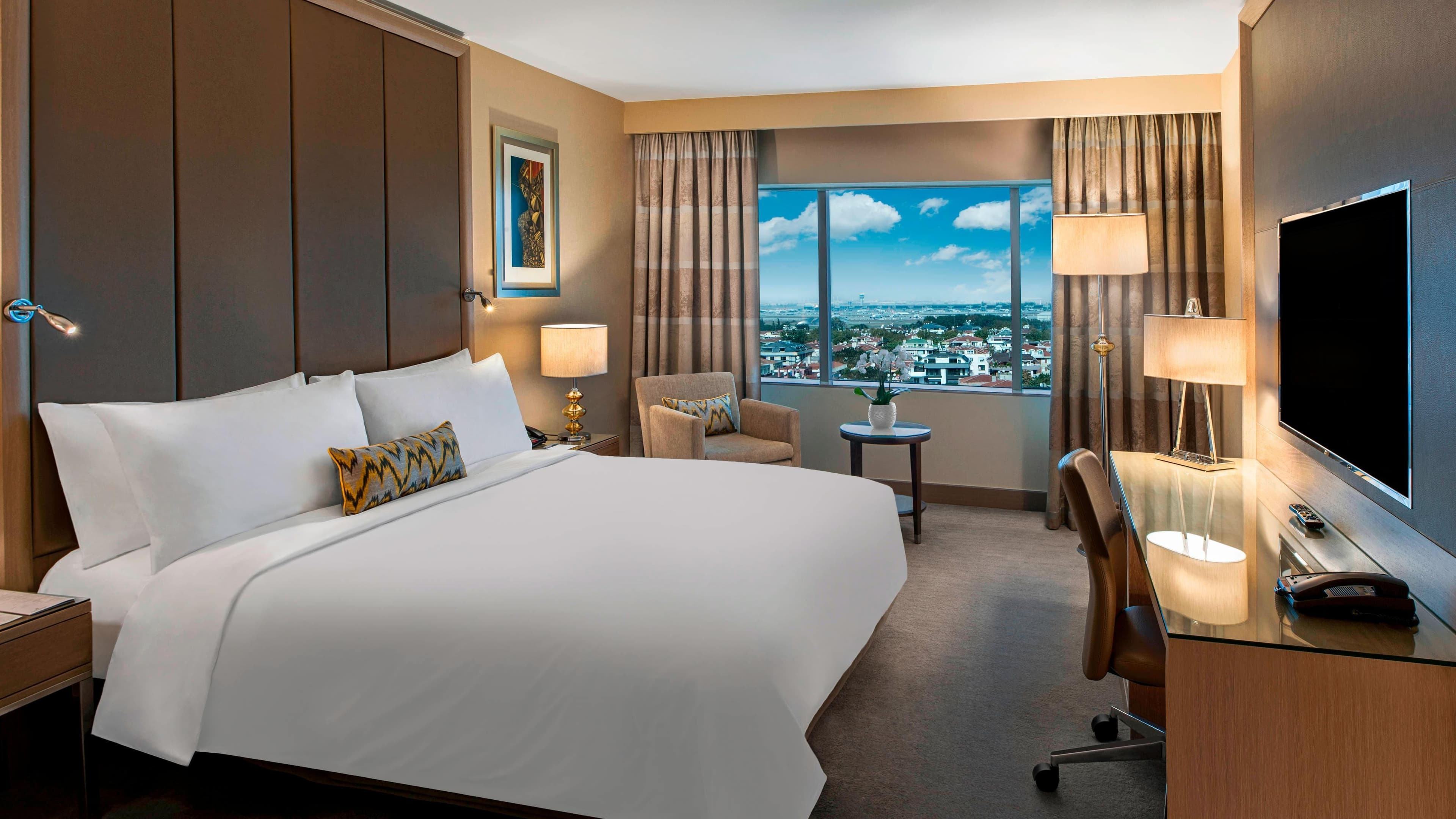 Deluxe City 1 King Bed - Image 1