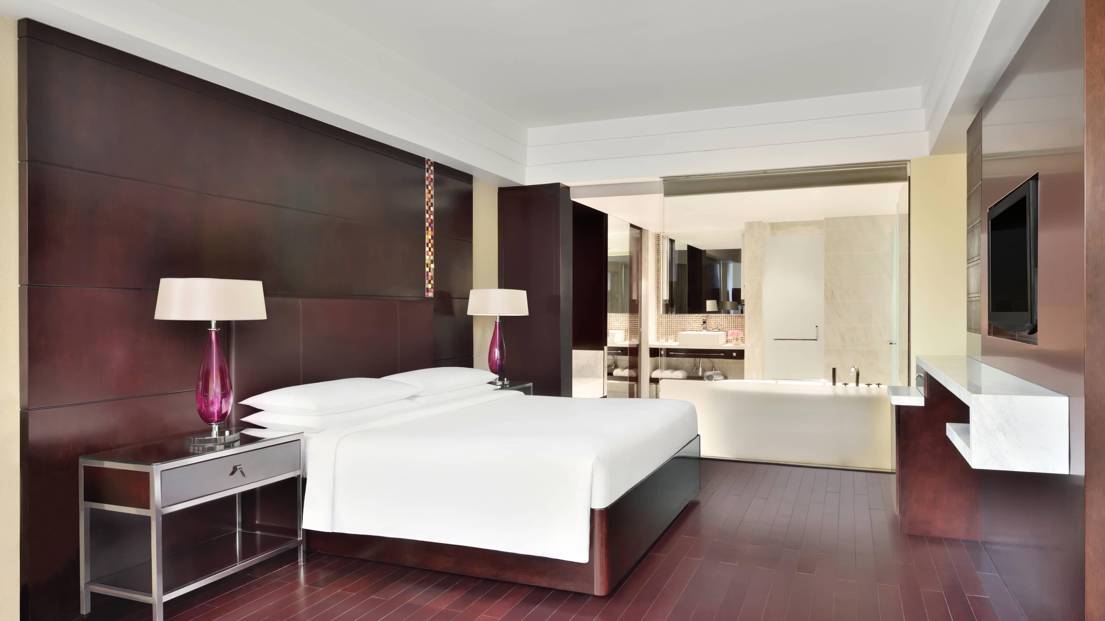Club lounge access - Image 4