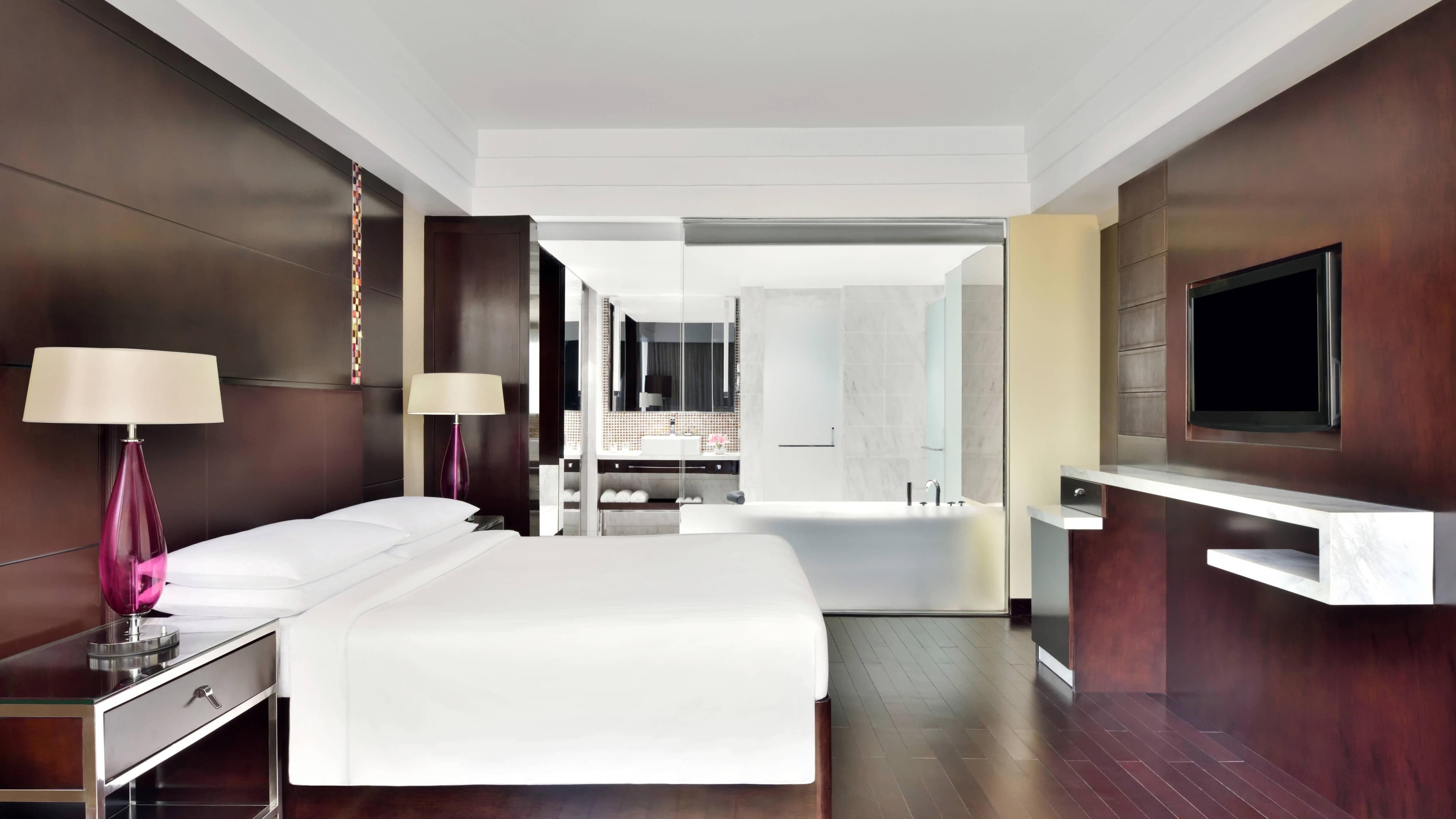 Club lounge access - Image 3