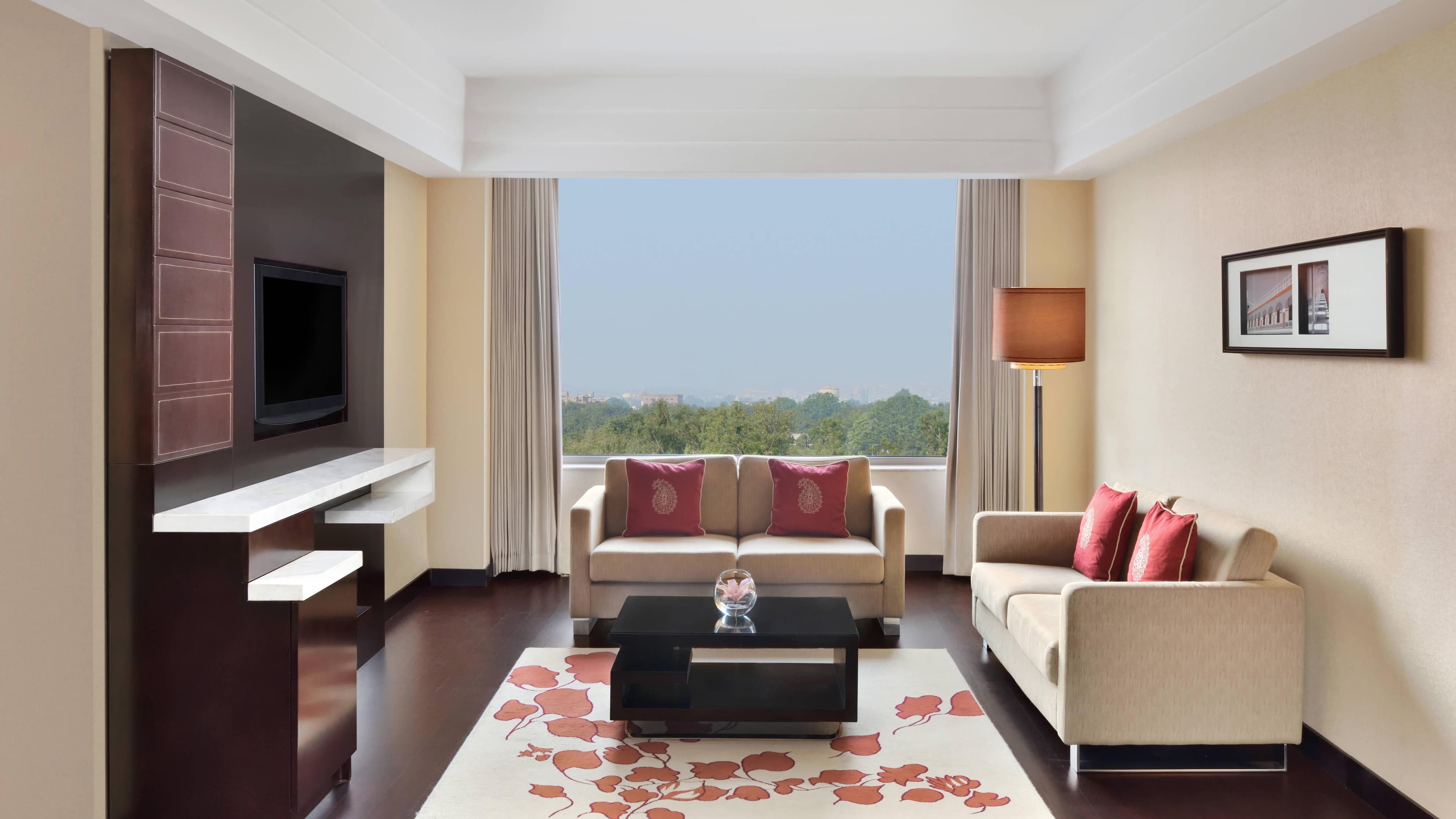 Club lounge access - Image 5