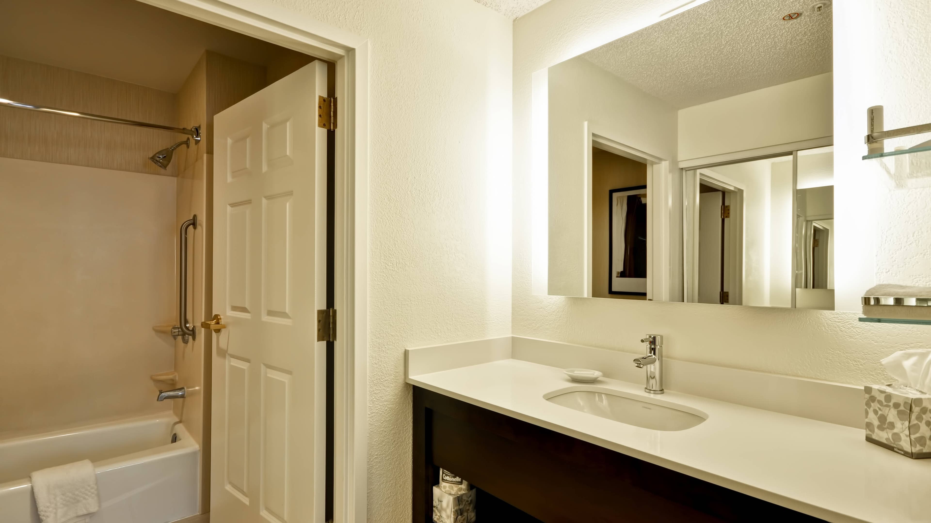 1 Bedroom 2 room Suite - Image 9