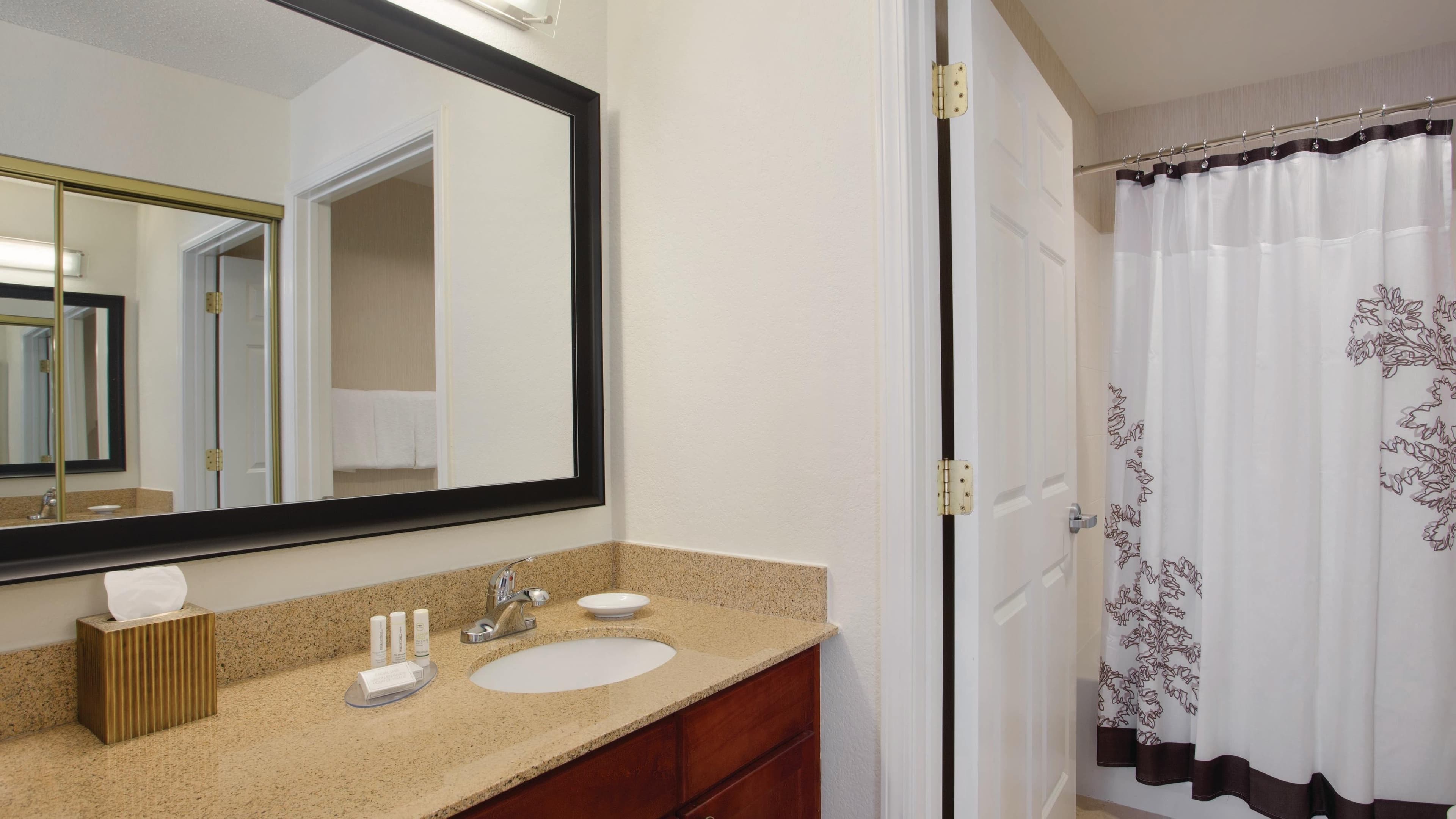 1 Bedroom 2 room Suite - Image 4