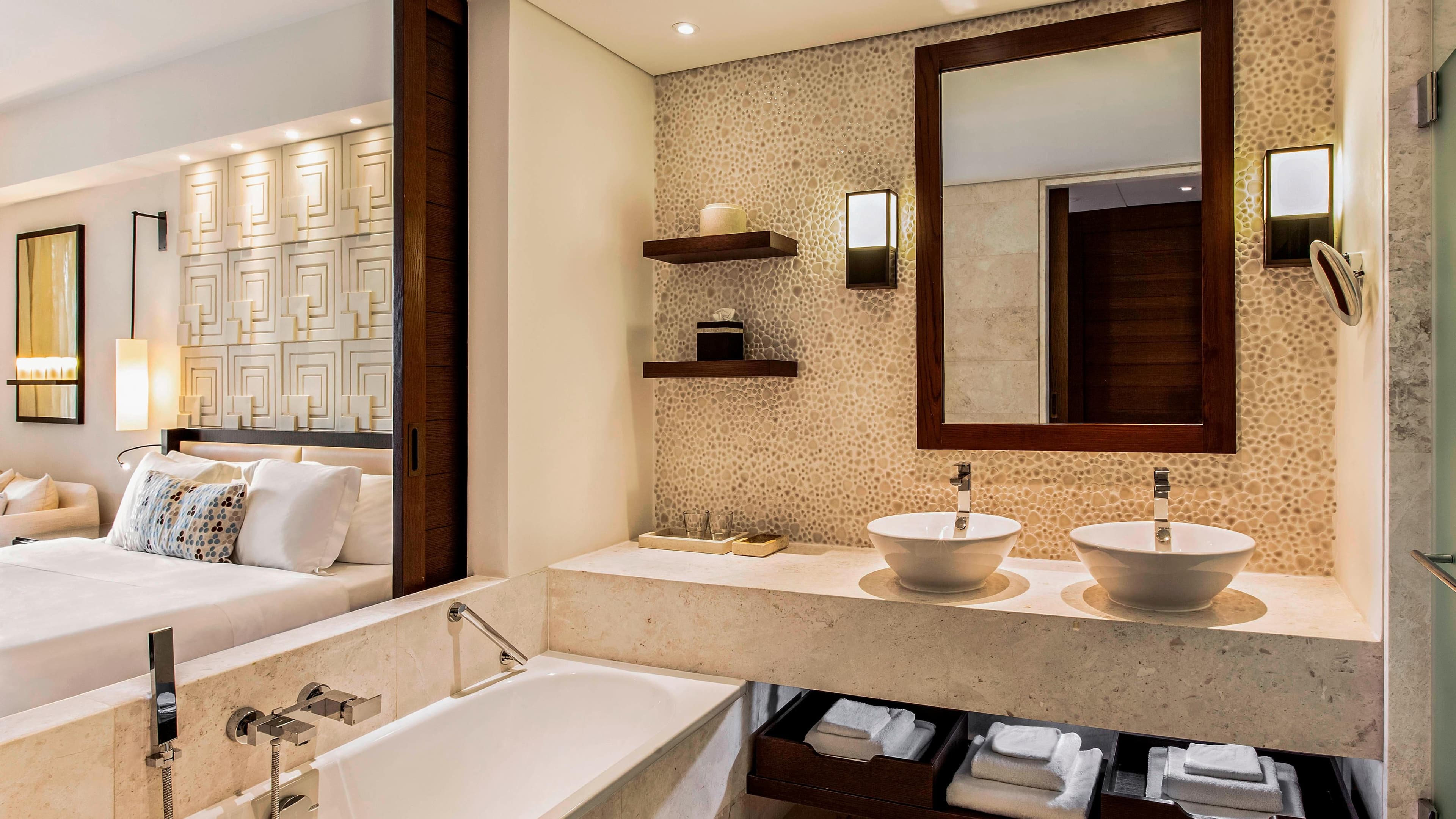 Deluxe Guest room - Image 6