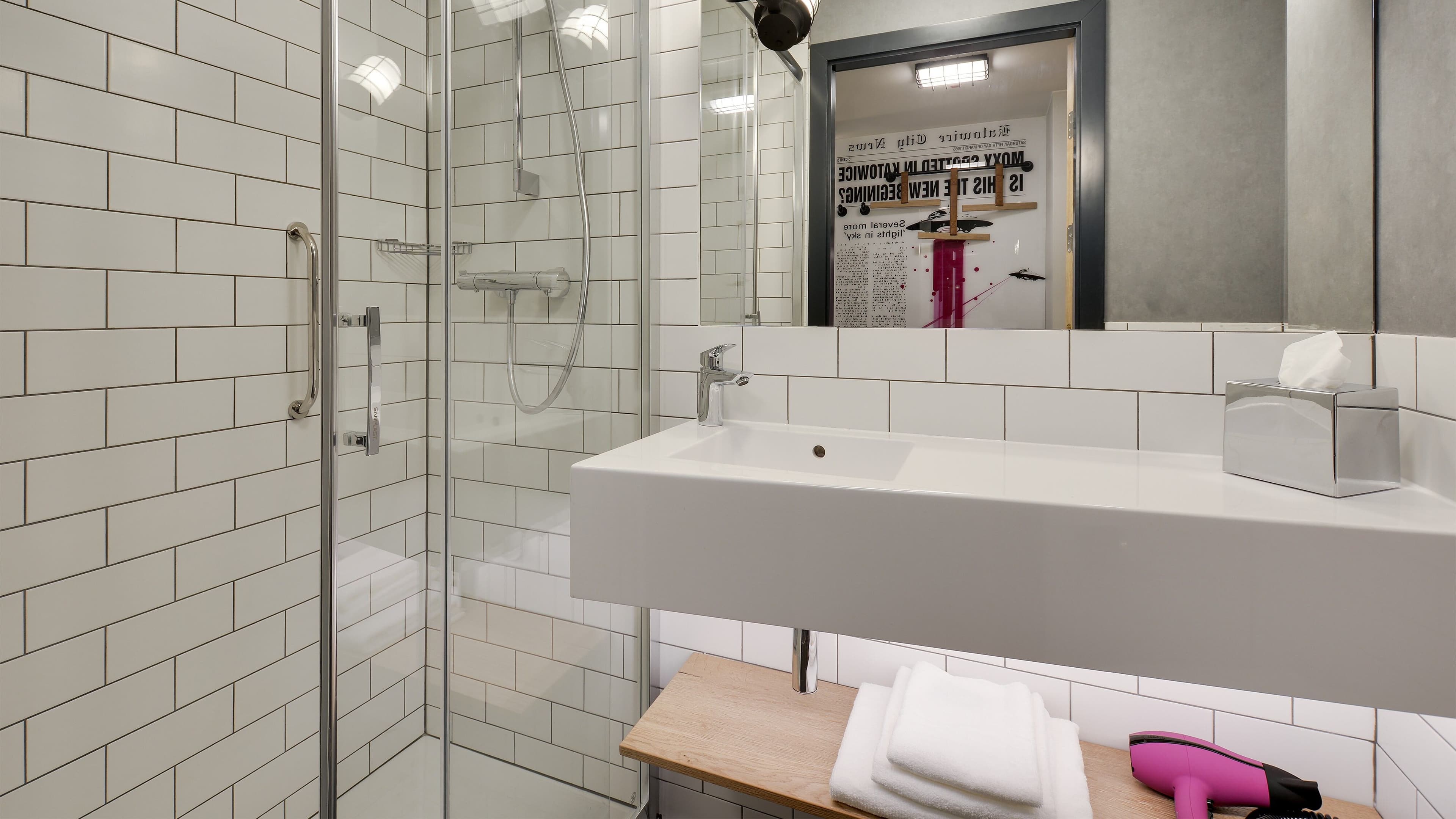 Twin Moxy Sleeper Room - Image 6