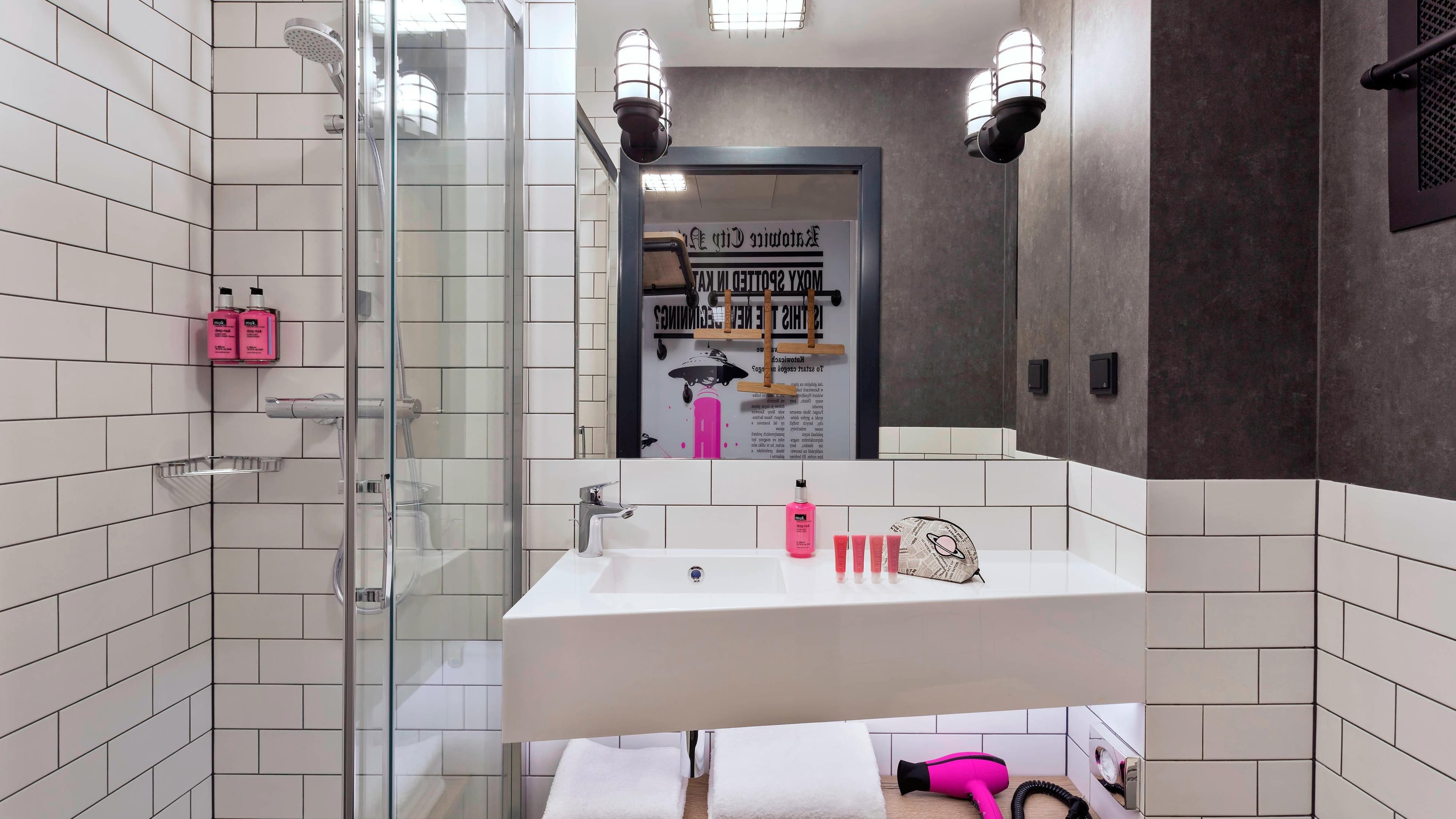 Twin Moxy Sleeper Room - Image 7